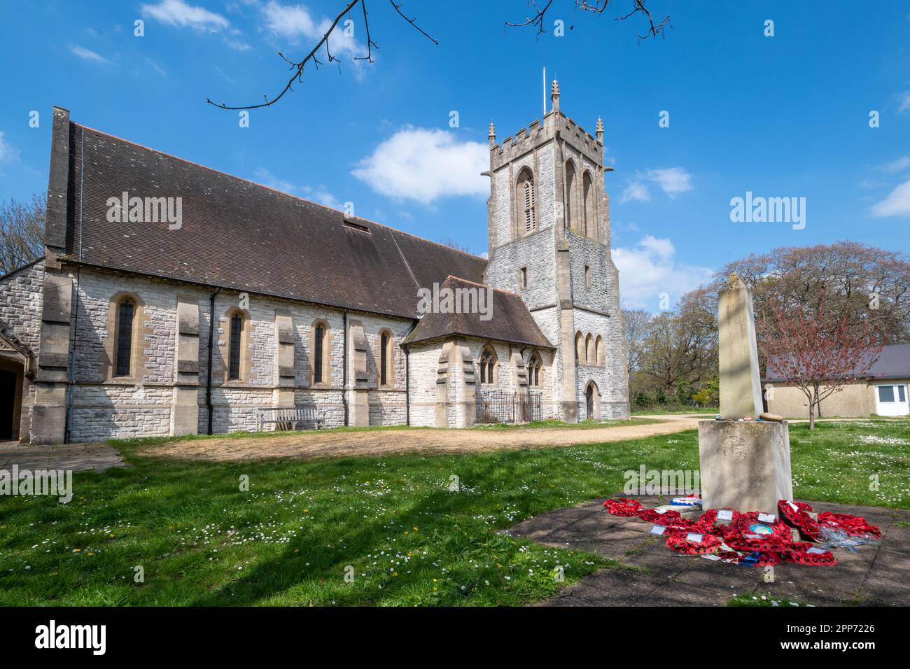 St Edward The Confessor Church in Netley in der Nähe von Southampton, Hampshire, England, Großbritannien, mit Kriegsdenkmal und Mohnkränzen Stockfoto