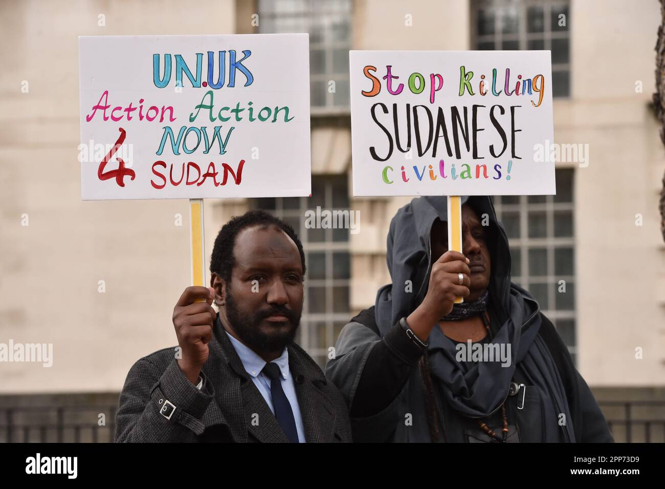 London, England, Großbritannien. 22. April 2023. Demonstranten versammelten sich außerhalb der Downing Street, um sich gegen den Krieg im Sudan zu stellen, da der Konflikt in die zweite Woche des gewaltsamen Machtkampfes zwischen der sudanesischen Armee und der paramilitärischen Gruppe RSF eintritt. (Kreditbild: © Thomas Krych/ZUMA Press Wire) NUR REDAKTIONELLE VERWENDUNG! Nicht für den kommerziellen GEBRAUCH! Stockfoto