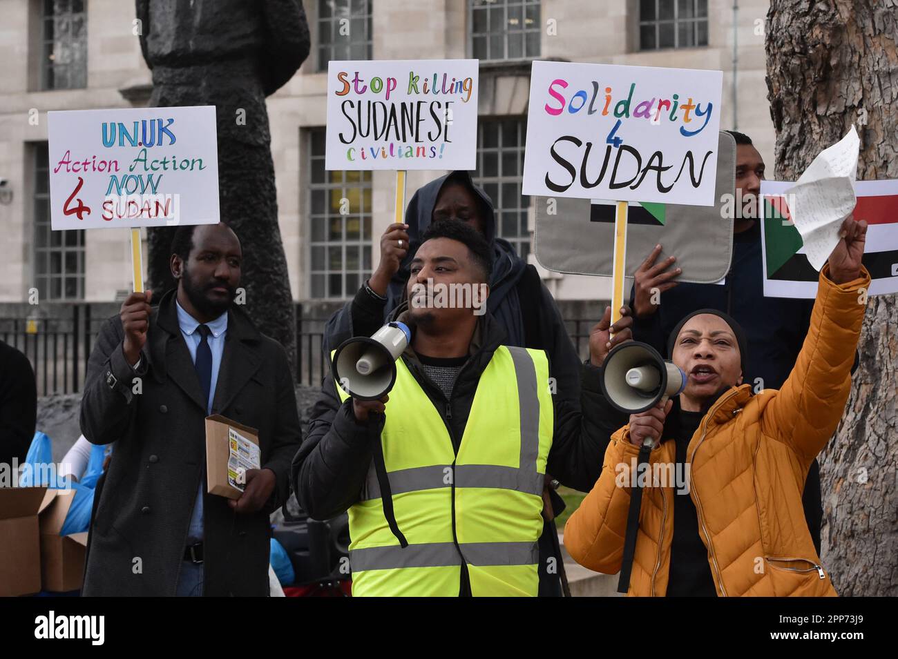 London, England, Großbritannien. 22. April 2023. Demonstranten versammelten sich außerhalb der Downing Street, um sich gegen den Krieg im Sudan zu stellen, da der Konflikt in die zweite Woche des gewaltsamen Machtkampfes zwischen der sudanesischen Armee und der paramilitärischen Gruppe RSF eintritt. (Kreditbild: © Thomas Krych/ZUMA Press Wire) NUR REDAKTIONELLE VERWENDUNG! Nicht für den kommerziellen GEBRAUCH! Stockfoto