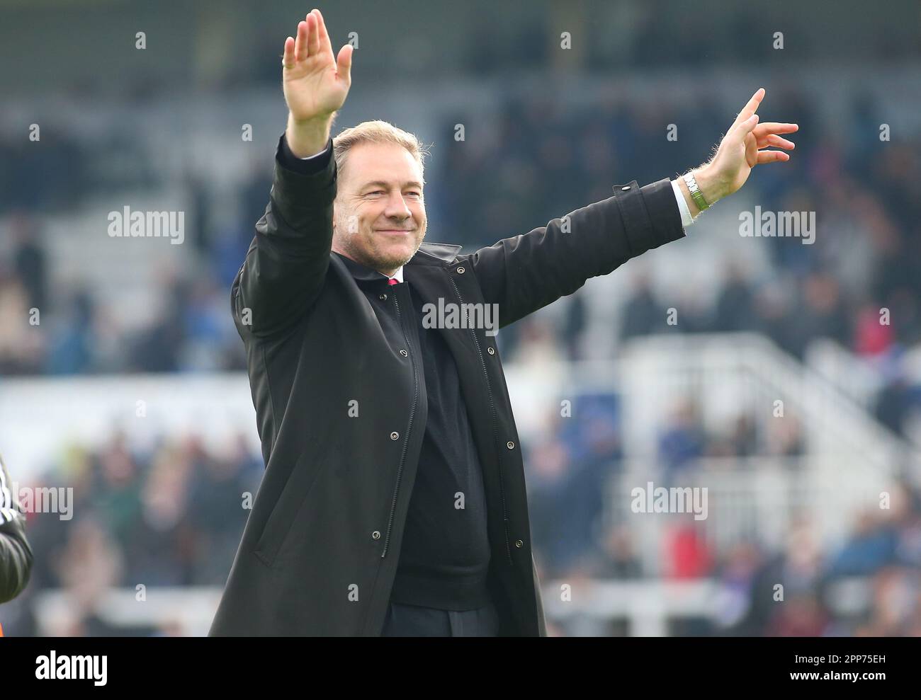 Hartlepool, Großbritannien. 22. April 2023. Crawley Town Manager Scott Lindsey feiert am Samstag, den 22. April 2023, während des Spiels der Sky Bet League 2 zwischen Hartlepool United und Crawley Town im Victoria Park, Hartlepool, Vollzeit. (Foto: Michael Driver | MI News) Guthaben: MI News & Sport /Alamy Live News Stockfoto