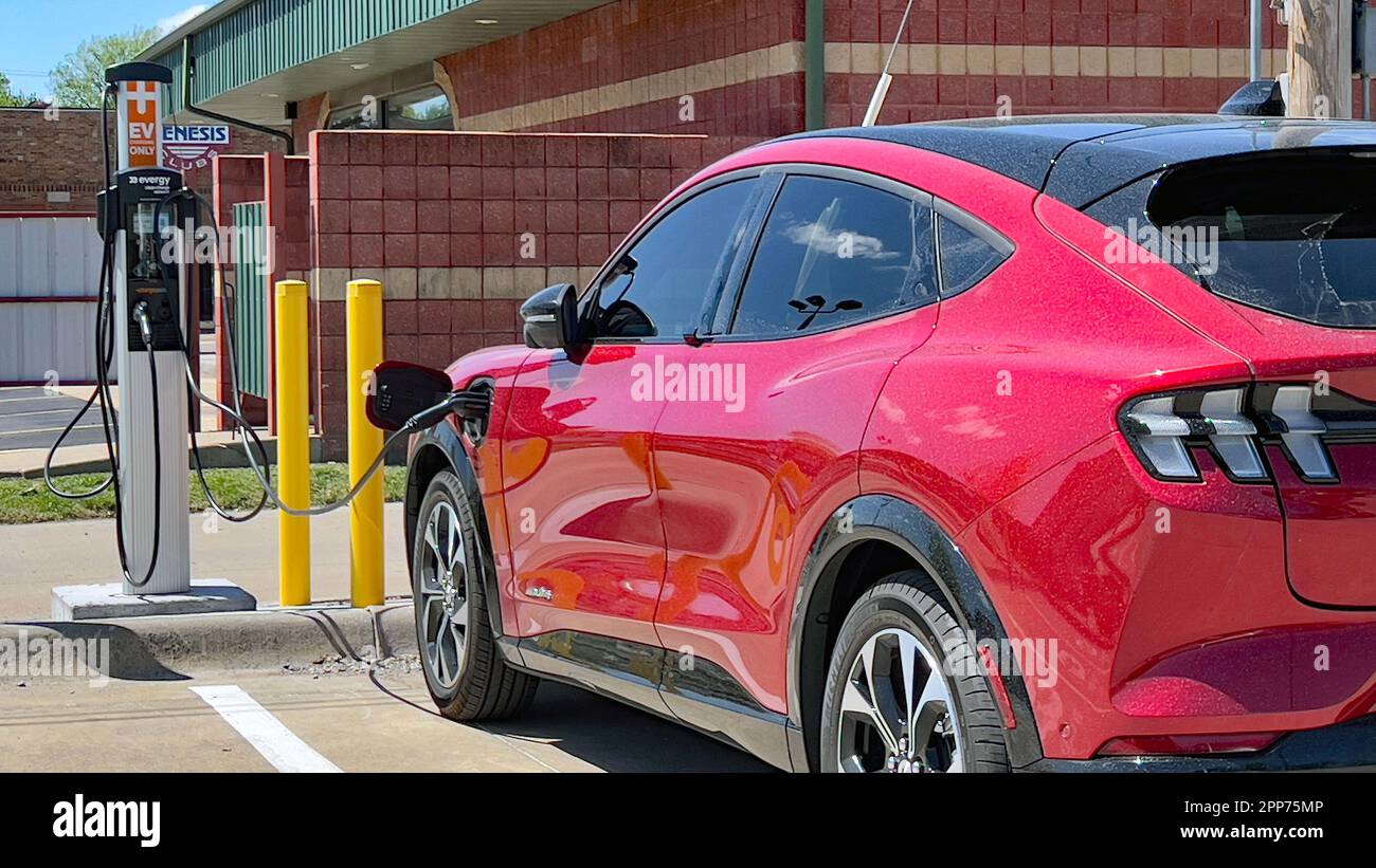 EMPORIA, KANSAS - 21. APRIL 2023 An der brandneuen Evergy Ladestation ...