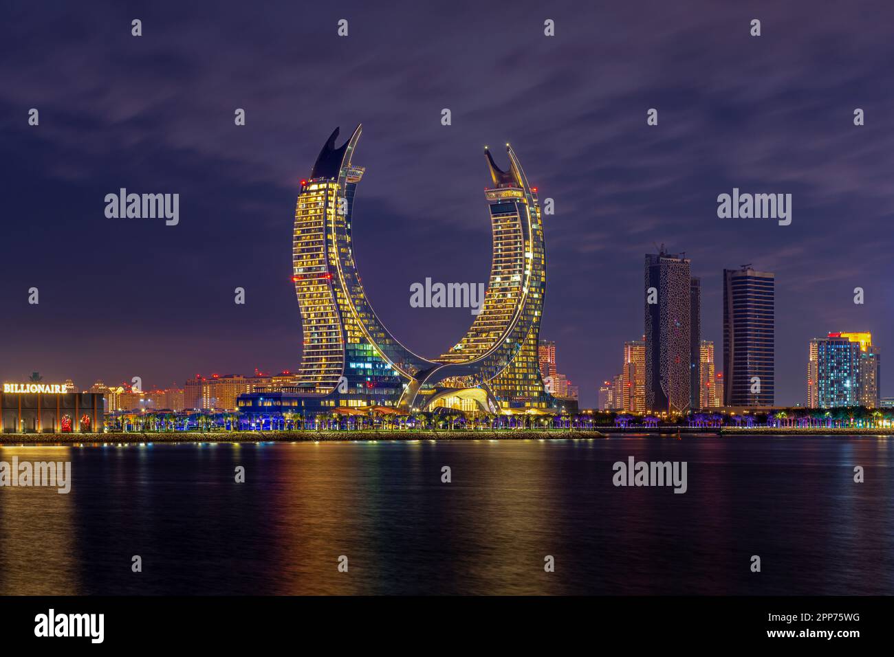 Blick auf die Katara-Gebäude vom Lusail Marina Park. Crescent Tower Raffles Doha Stockfoto