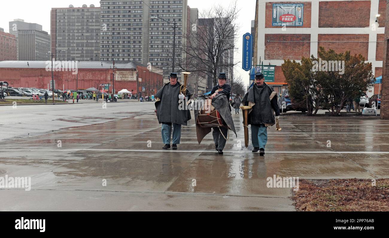 Die teilnehmer der st patricks day parade trotzen dem wetter Fotos und