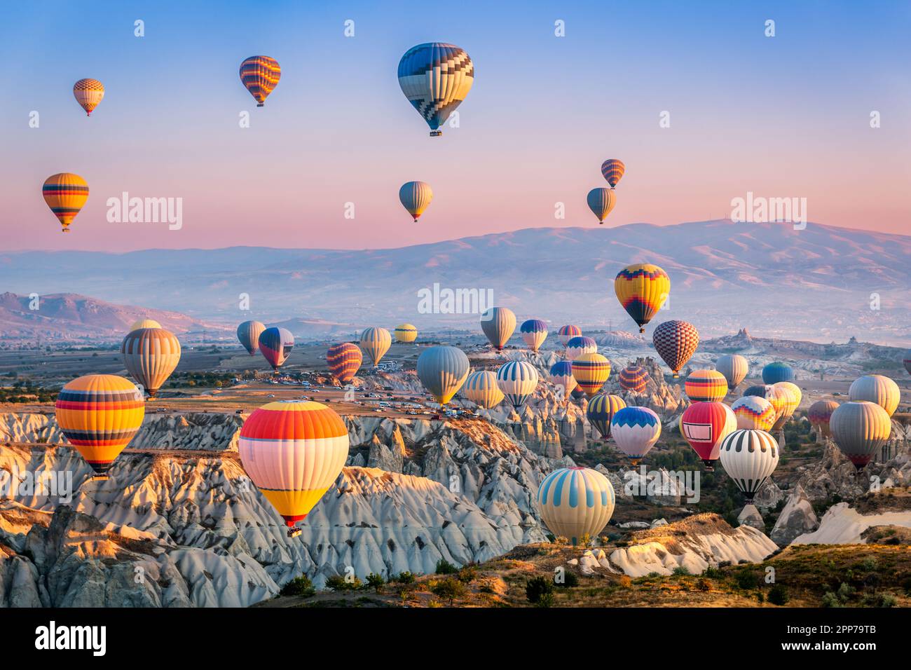Luftaufnahme einer Flotte von Heißluftballonen in Kappadokien, Türkei Stockfoto