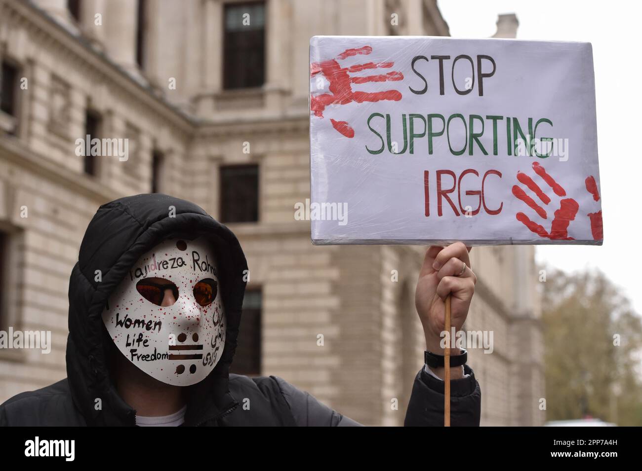 London, England, Großbritannien. 22. April 2023. Demonstranten unterstützen den im Iran geborenen britischen Bürger, Journalisten und Menschenrechtsaktivisten VAHID BEHESHTI (44), der sich am 59. Tag des Hungerstreiks gegenüber dem Auswärtigen Amt, Commonwealth & Development Office befindet. Beheshti fordert die britische Regierung auf, das Korps der Islamischen Revolutionsgarde (IRGC) des Iran auf die Liste der internationalen Terrororganisationen zu setzen, da sie sowohl für die Menschen im Iran als auch für das Vereinigte Königreich eine Bedrohung darstellen. (Kreditbild: © Thomas Krych/ZUMA Press Wire) NUR REDAKTIONELLE VERWENDUNG! Nicht für den kommerziellen GEBRAUCH! Stockfoto