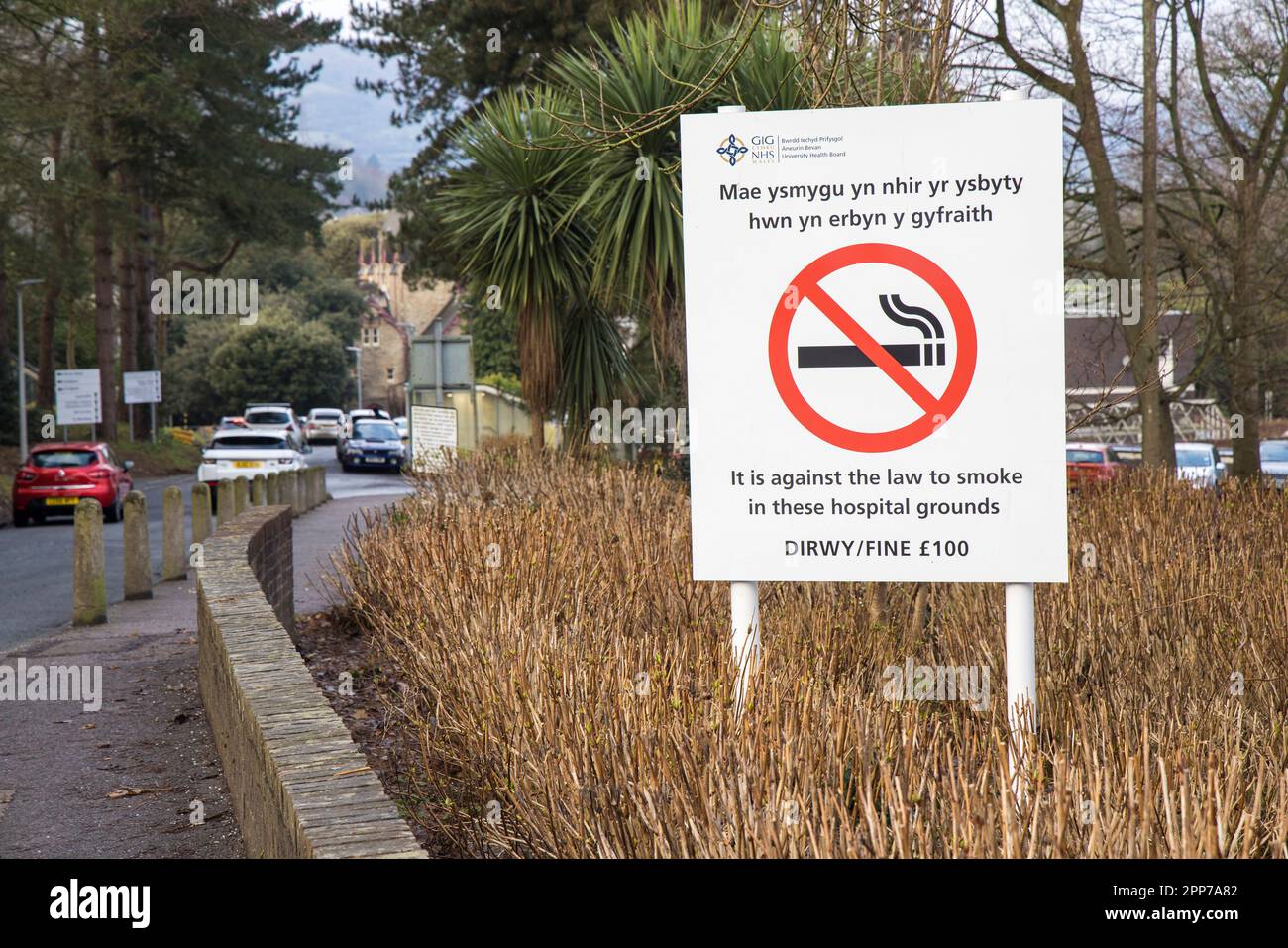 Rauchen auf dem Gelände des Krankenhauses verboten Schild, Nevill Hall Hospital, Abergavenny, Wales, Großbritannien Stockfoto