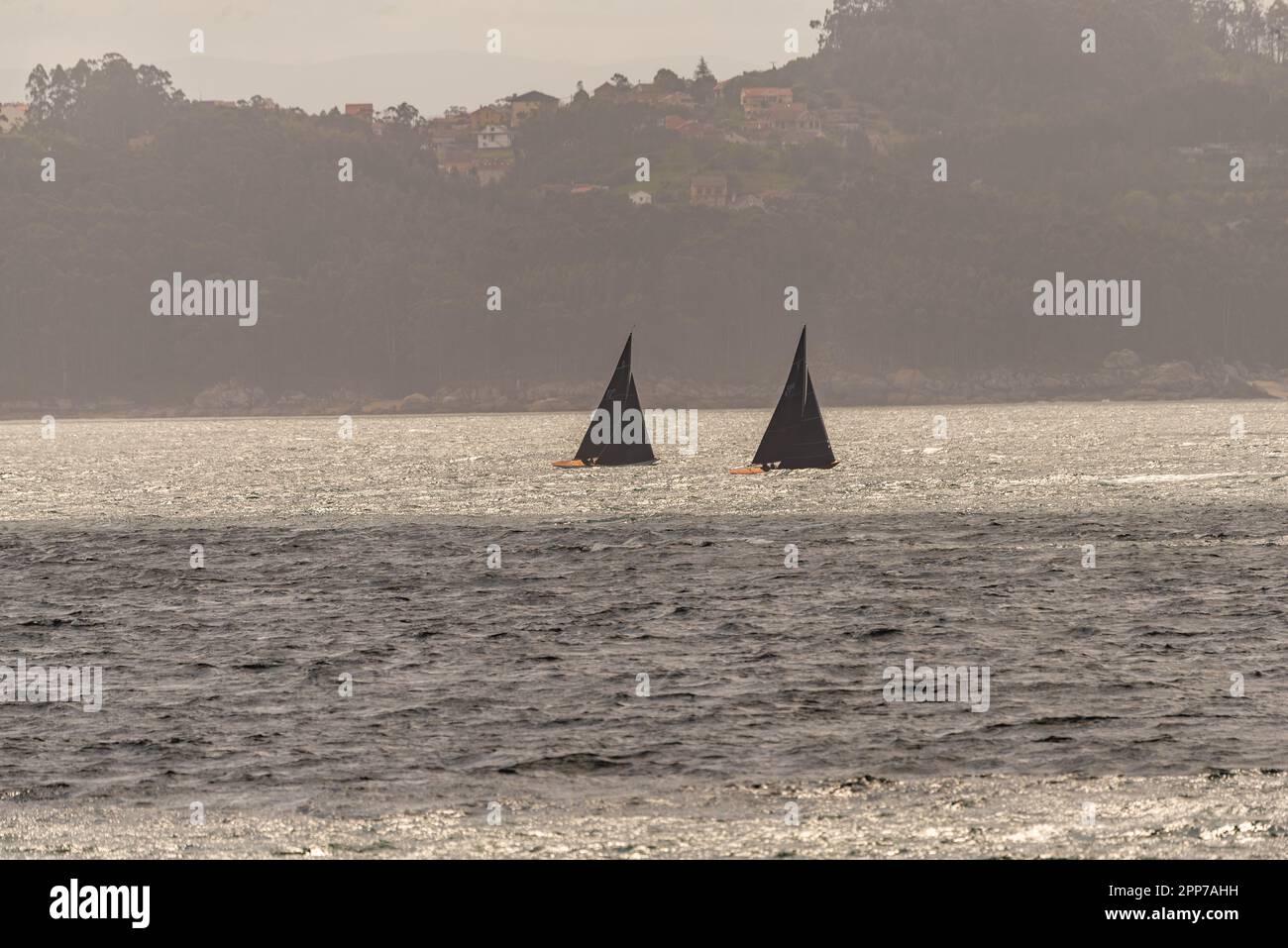 Sanxenxo, pontevedra, Spanien. april 22., 2023. Die Boote und Besatzung der Segelboote, die an der ersten spanischen Cup-Regatta teilgenommen haben. Mit Ausnahme der Bribon, das Boot, das von König Juan Carlos I. gefangen gehalten wird Kredit: xan gasalla / alamy Live News. Stockfoto