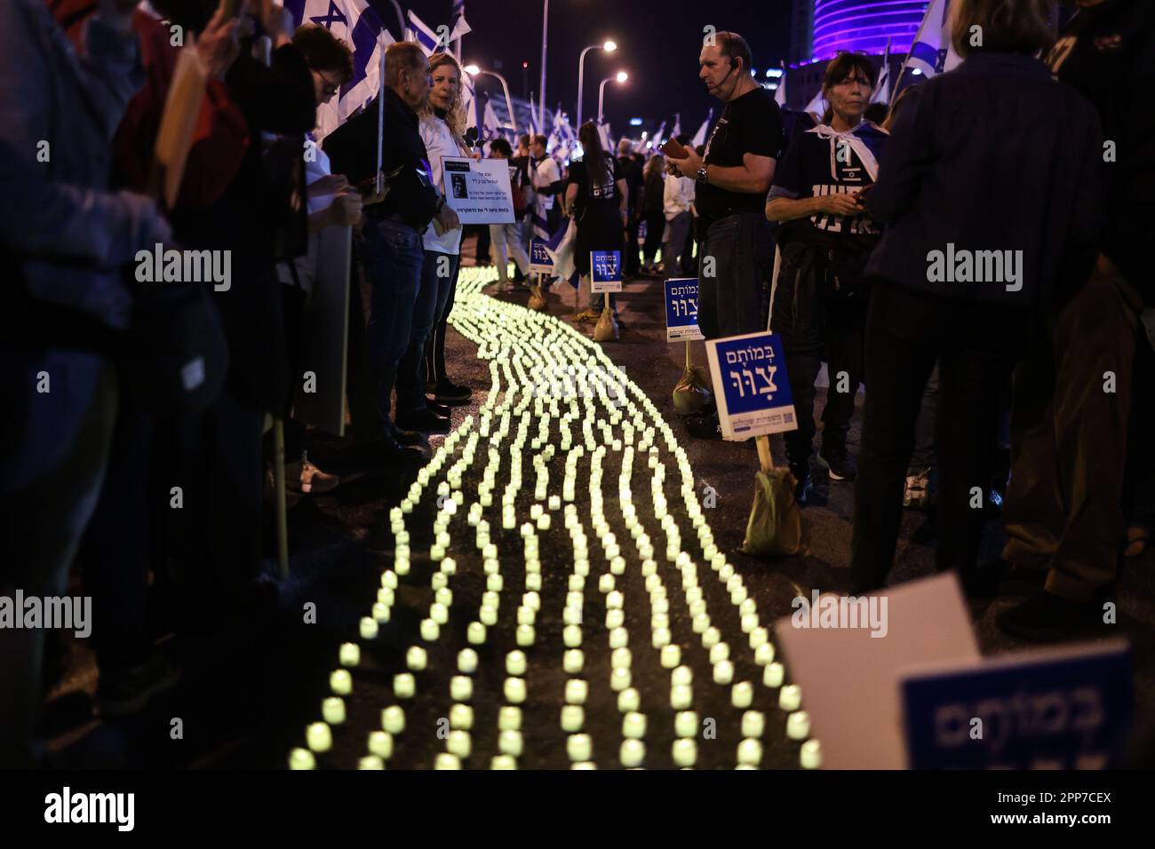 Tel Aviv, Israel. 22. April 2023. Während eines Protests gegen die rechtsgerichtete israelische Regierung zünden Demonstranten Kerzen an und wedeln mit Flaggen. Kredit: Ilia Yefimovich/dpa/Alamy Live News Stockfoto