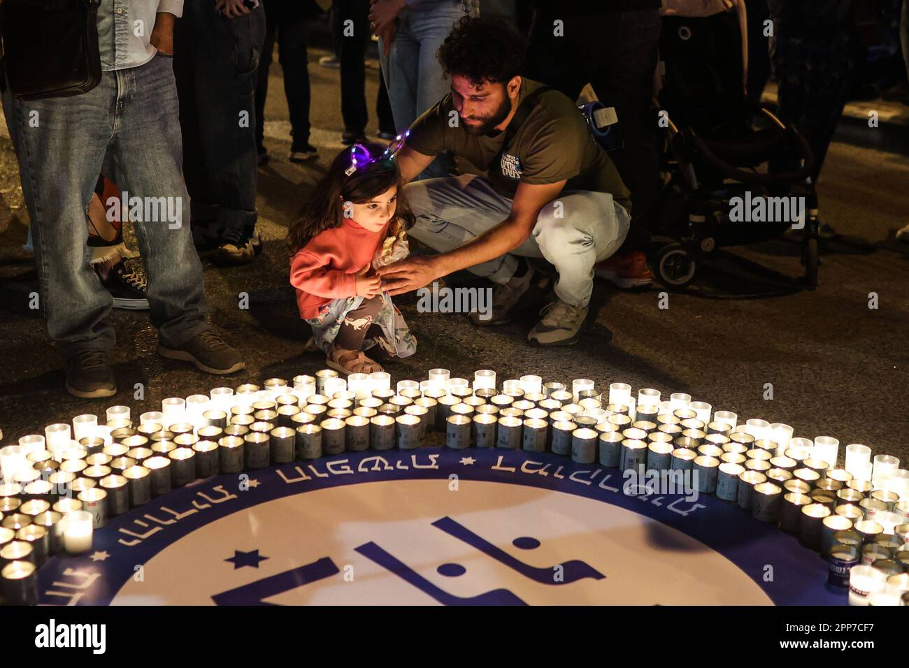 Tel Aviv, Israel. 22. April 2023. Demonstranten zünden Kerzen während eines Protests gegen die rechte israelische Regierung an. Kredit: Ilia Yefimovich/dpa/Alamy Live News Stockfoto