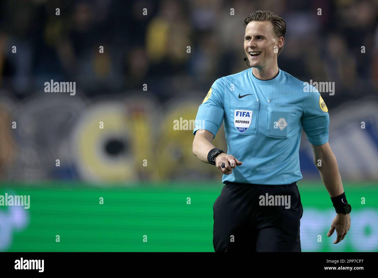 ARNHEM - Schiedsrichter Sander van der Eijk während des niederländischen Premier-League-Spiels zwischen Vitesse und Excelsior im Gelredome am 22. April 2023 in Arnhem, Niederlande. ANP JEROEN PUTMANS Stockfoto