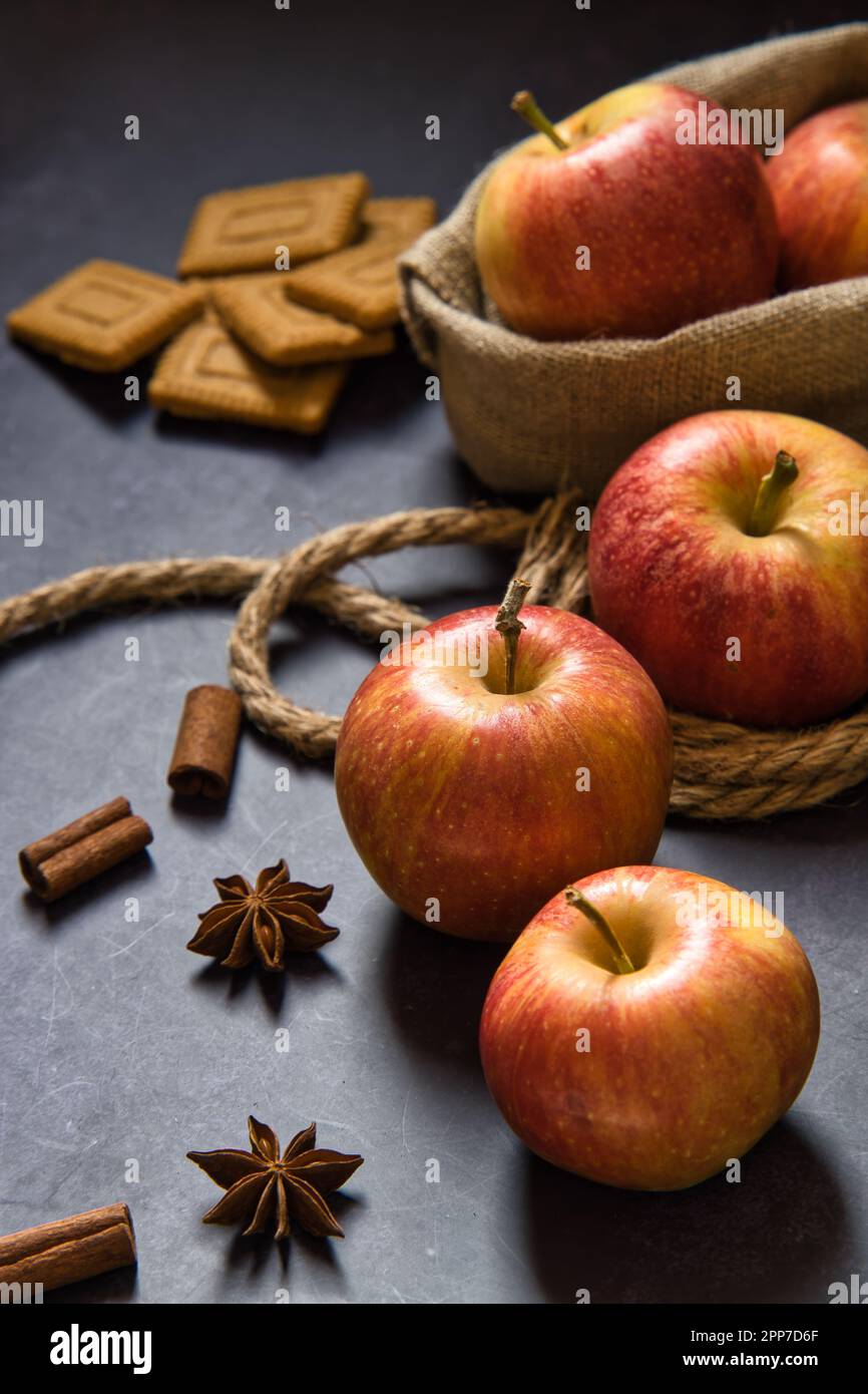 Herbstsnack, Haferbrei-Kekse mit Apfel und Zimt. Herbstliche, inspirierende und warme süße Essenszusammensetzung auf dunklem Hintergrund mit Kopierbereich für Stockfoto