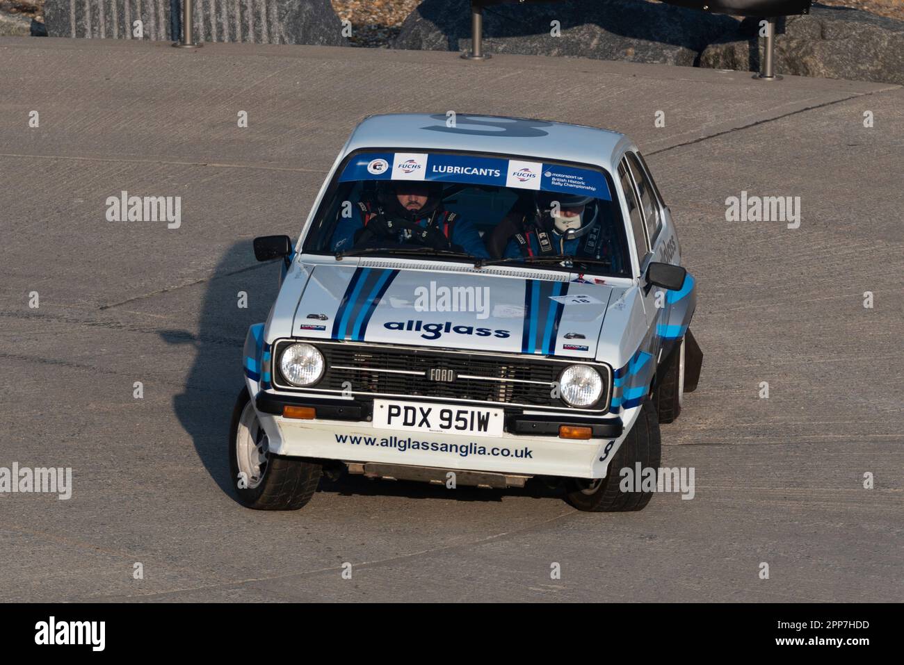 Seafront, Clacton on Sea, Essex, Großbritannien. 22. April 2023. Die Corbeau Seats Rally, die vom Chelmsford Motor Club organisiert wird, findet rund um Tendring und Clacton, Essex, statt und beginnt mit den Etappen 1 und 2 entlang der Promenadenwege und Straßen unterhalb der Clifftop Marine Parade von Clacton on Sea. Die besten nationalen Fahrer der ehemaligen World Rally Car-Spezifikation und Clubrennen in verschiedenen Gruppen, einschließlich Klassikern. Ford Escort Mk2, gefahren von Ben Friend Stockfoto