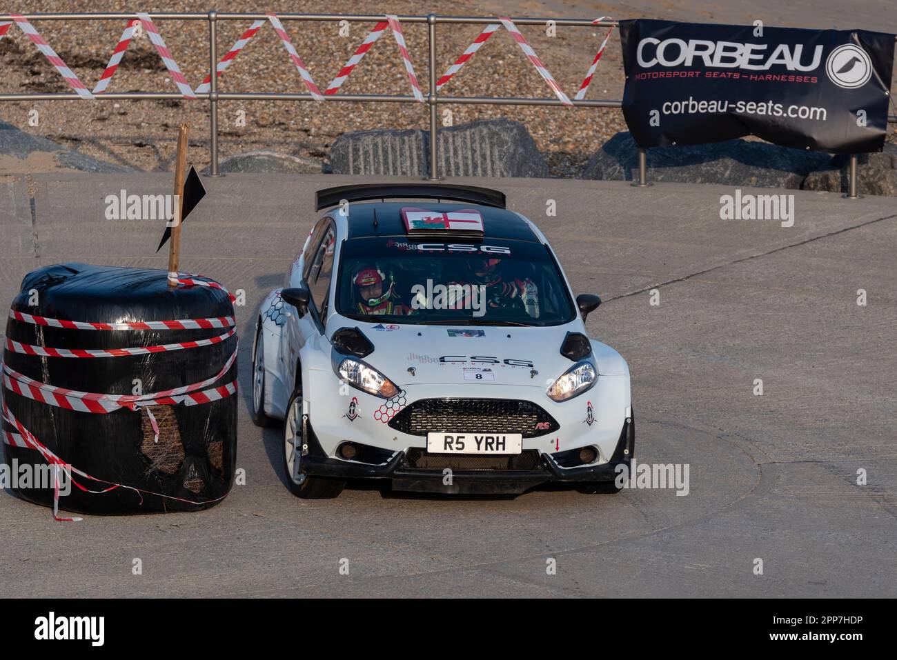 Seafront, Clacton on Sea, Essex, Großbritannien. 22. April 2023. Die Corbeau Seats Rally, die vom Chelmsford Motor Club organisiert wird, findet rund um Tendring und Clacton, Essex, statt und beginnt mit den Etappen 1 und 2 entlang der Promenadenwege und Straßen unterhalb der Clifftop Marine Parade von Clacton on Sea. Die besten nationalen Fahrer der ehemaligen World Rally Car-Spezifikation und Clubrennen in verschiedenen Gruppen. Ford Fiesta R5, angetrieben von Rob Hughes Stockfoto