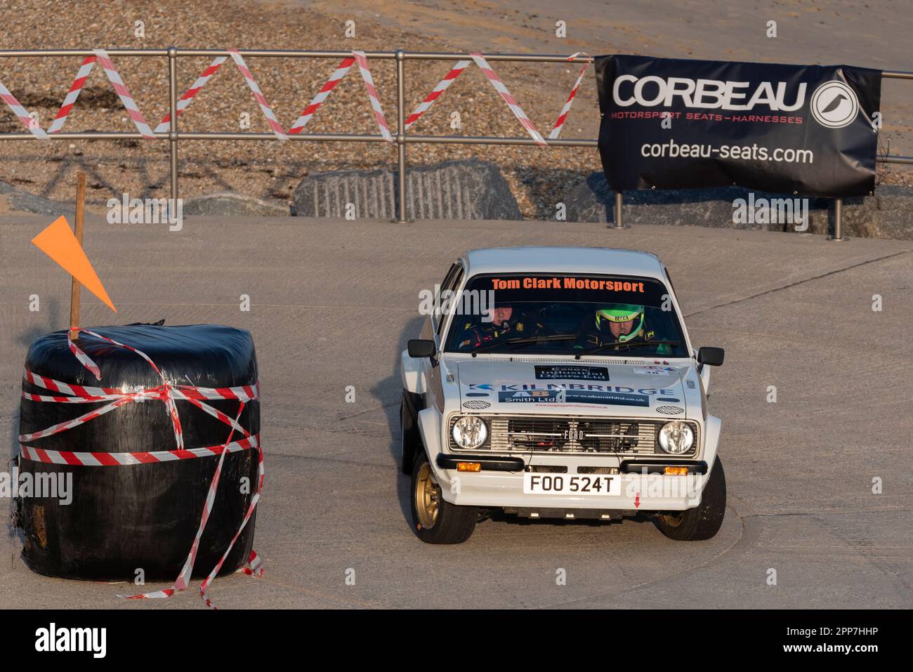 Seafront, Clacton on Sea, Essex, Großbritannien. 22. April 2023. Die Corbeau Seats Rally, die vom Chelmsford Motor Club organisiert wird, findet rund um Tendring und Clacton, Essex, statt und beginnt mit den Etappen 1 und 2 entlang der Promenadenwege und Straßen unterhalb der Clifftop Marine Parade von Clacton on Sea. Die besten nationalen Fahrer der ehemaligen World Rally Car-Spezifikation und Clubrennen in verschiedenen Gruppen, darunter Klassiker, nahmen an der Bühne Teil, die um 18:00 Uhr begann und um 21:00 Uhr im Dunkeln enden sollte. Ein Auto rollte auf die Bühne, wodurch es früh angehalten wurde. Ford Escort Mk2 FOO524T, gefahren von Thomas Clark Stockfoto