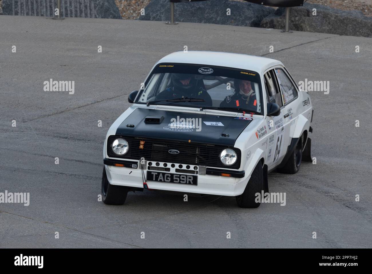 Seafront, Clacton on Sea, Essex, Großbritannien. 22. April 2023. Die Corbeau Seats Rally, die vom Chelmsford Motor Club organisiert wird, findet rund um Tendring und Clacton, Essex, statt und beginnt mit den Etappen 1 und 2 entlang der Promenadenwege und Straßen unterhalb der Clifftop Marine Parade von Clacton on Sea. Die besten nationalen Fahrer der ehemaligen World Rally Car-Spezifikation und Clubrennen in verschiedenen Gruppen, einschließlich Klassikern. Ford Escort Mk2 TAG59R, angetrieben von Paul Hands Stockfoto