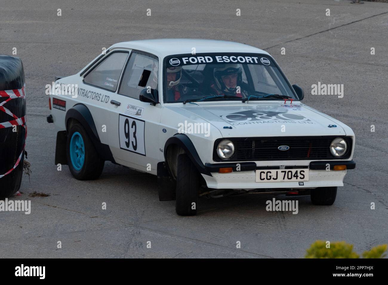 Seafront, Clacton on Sea, Essex, Großbritannien. 22. April 2023. Die Corbeau Seats Rally, die vom Chelmsford Motor Club organisiert wird, findet rund um Tendring und Clacton, Essex, statt und beginnt mit den Etappen 1 und 2 entlang der Promenadenwege und Straßen unterhalb der Clifftop Marine Parade von Clacton on Sea. Die besten nationalen Fahrer der ehemaligen World Rally Car-Spezifikation und Clubrennen in verschiedenen Gruppen, einschließlich Klassikern. Ein Auto rollte auf die Bühne, wodurch es früh angehalten wurde. Ford Escort Mk2 CGJ704S, gefahren von Callum Francis Stockfoto