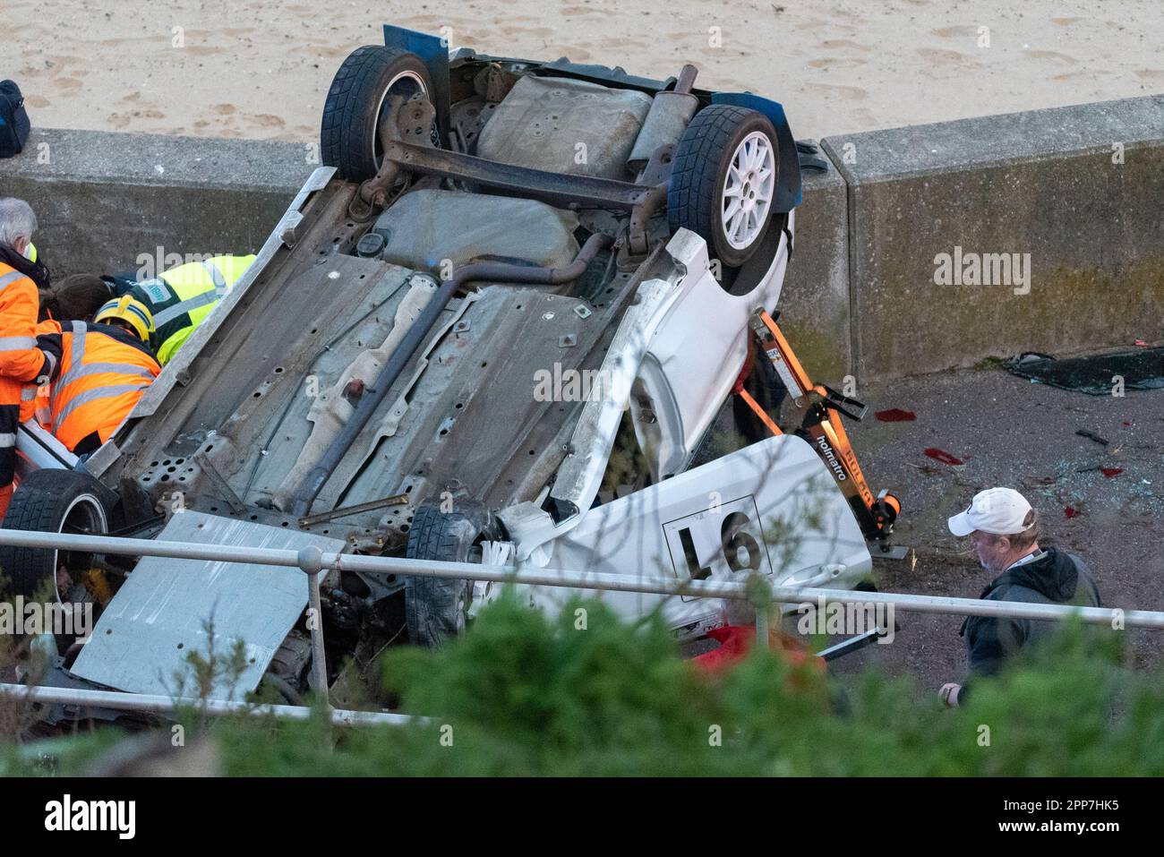 Seafront, Clacton on Sea, Essex, Großbritannien. 22. April 2023. Die Corbeau Seats Rally, die vom Chelmsford Motor Club organisiert wird, findet rund um Tendring und Clacton, Essex, statt und beginnt mit den Etappen 1 und 2 auf den Straßen unterhalb der Clacton on Sea Parade auf den Klippen. Autos verschiedener Gruppen, darunter Klassiker, nahmen an der Bühne Teil, die um 18:00 Uhr begann und um 21:00 im Dunkeln enden sollte. Ein Auto rollte auf die Bühne, wodurch es früh angehalten wurde. Ford Fiesta EK12LUP, gefahren von Allan Smith, Mitfahrerin Teresa Butler. Verkehrt herum nach dem Absturz Stockfoto