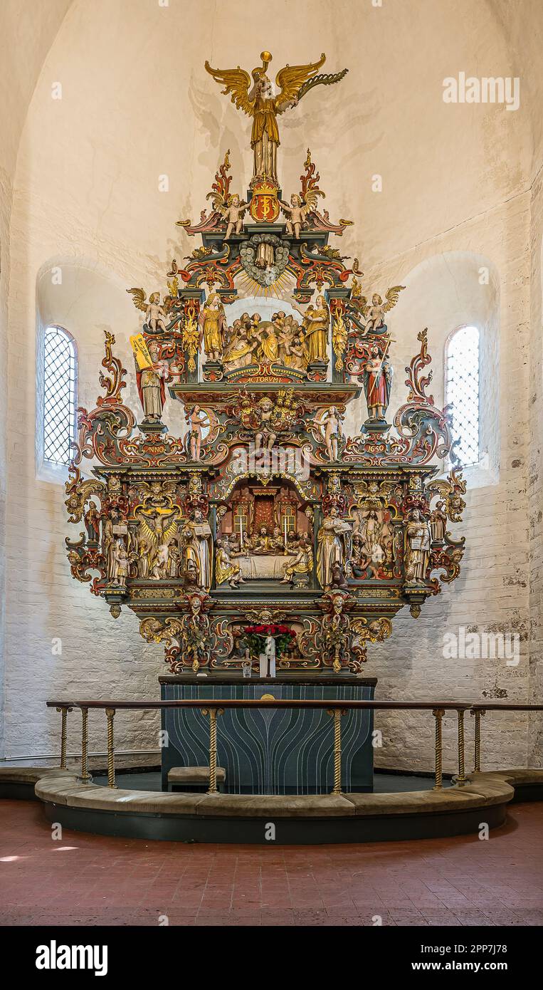 Altarbild mit Holzschnitzereien in vielen Farben in der Kirche unserer Lieben Frau, Kalundborg, Dänemark, 7. April 2023 Stockfoto