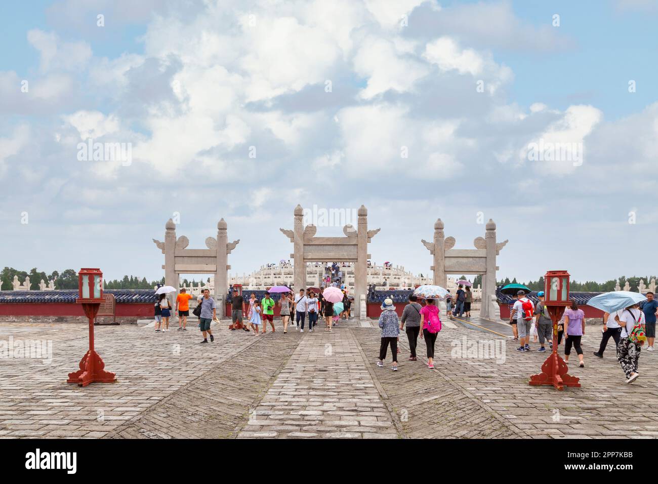 Peking, China - August 07 2018: Der runde Hügelaltar (圜丘坛 huán qiū tán) ist eine leere runde Plattform im Freien auf drei Ebenen aus Marmorsteinen, l Stockfoto
