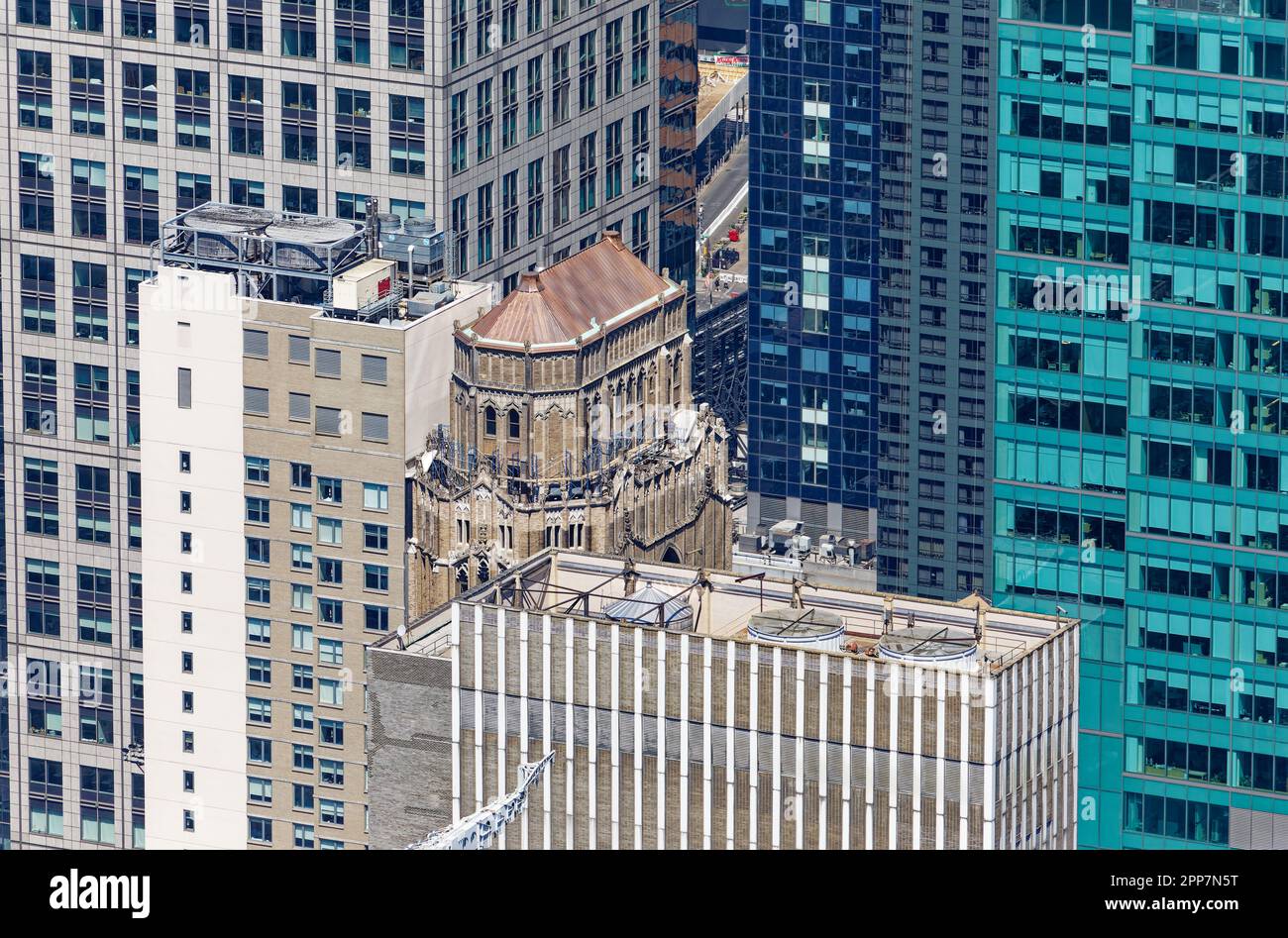 Der Midblock Bush Tower, 130 West 42. Street, ist ein schmaler, neogotischer Wolkenkratzer aus Ziegeln und Terrakotta, der von einem Kupferdach überdacht ist. Stockfoto