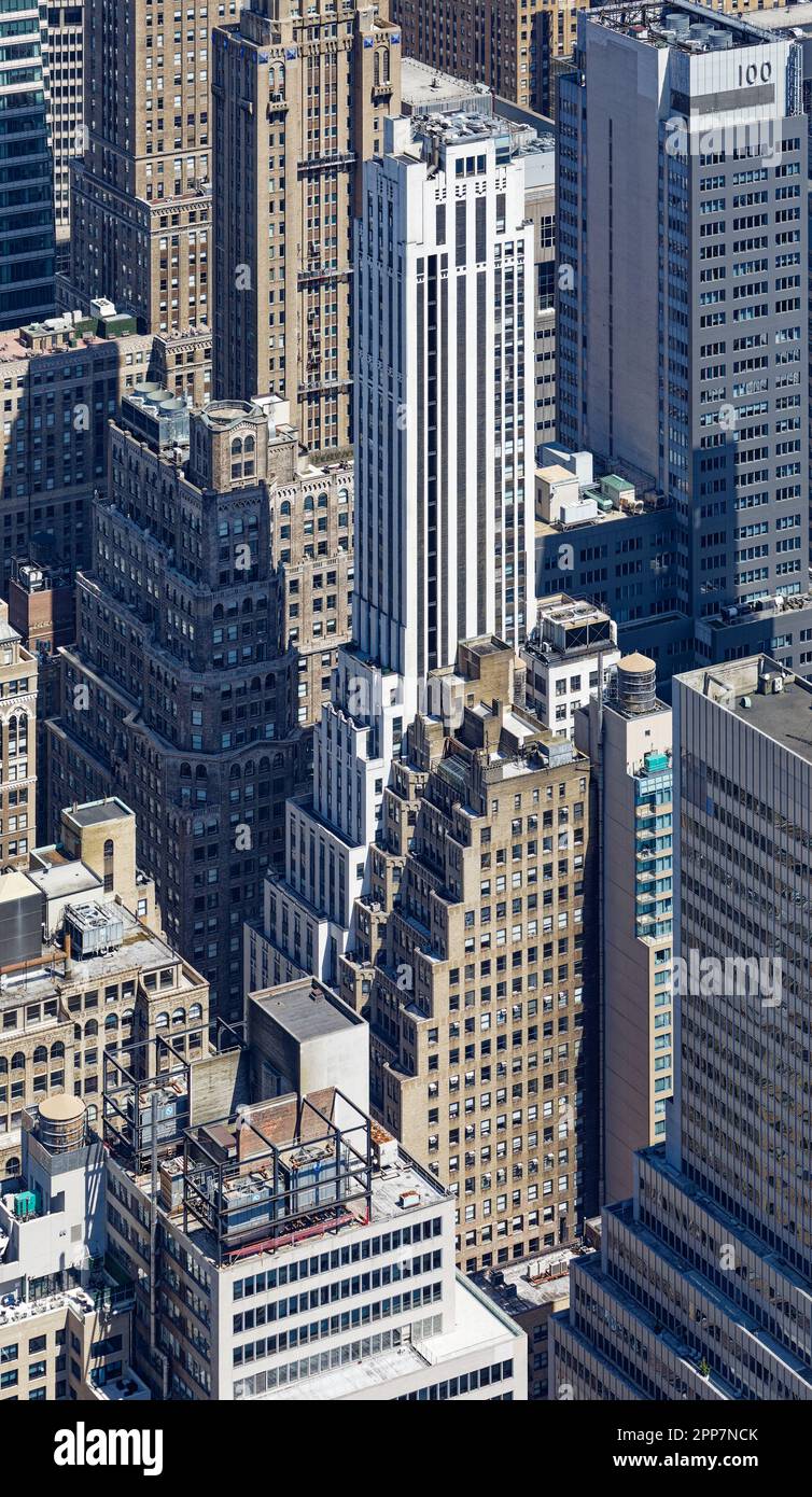 Die Madison Avenue aus weißem Backstein 275, ein 43-stöckiges Art déco-Wahrzeichen, ragt über das benachbarte Bürogebäude 271 Madison Avenue in Murray Hill. Stockfoto