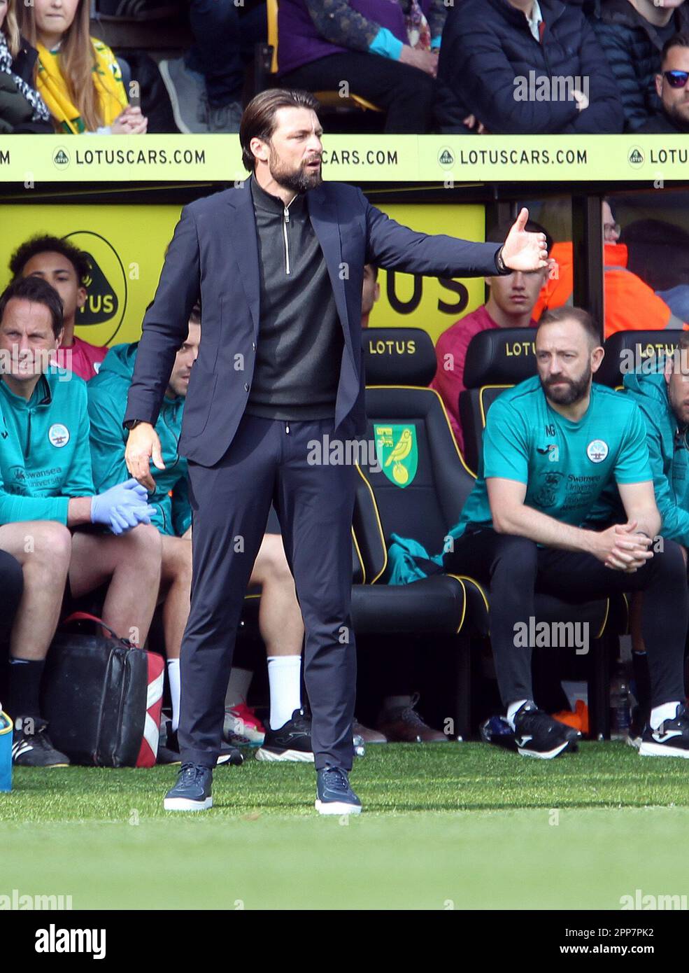 Norwich, Großbritannien. 22. April 2023. Swansea City Manager Russell Martin während des Sky Bet Championship-Spiels zwischen Norwich City und Swansea City in der Carrow Road am 21. 2023. April in Norwich, England. (Foto: Mick Kearns/phcimages.com) Kredit: PHC Images/Alamy Live News Stockfoto