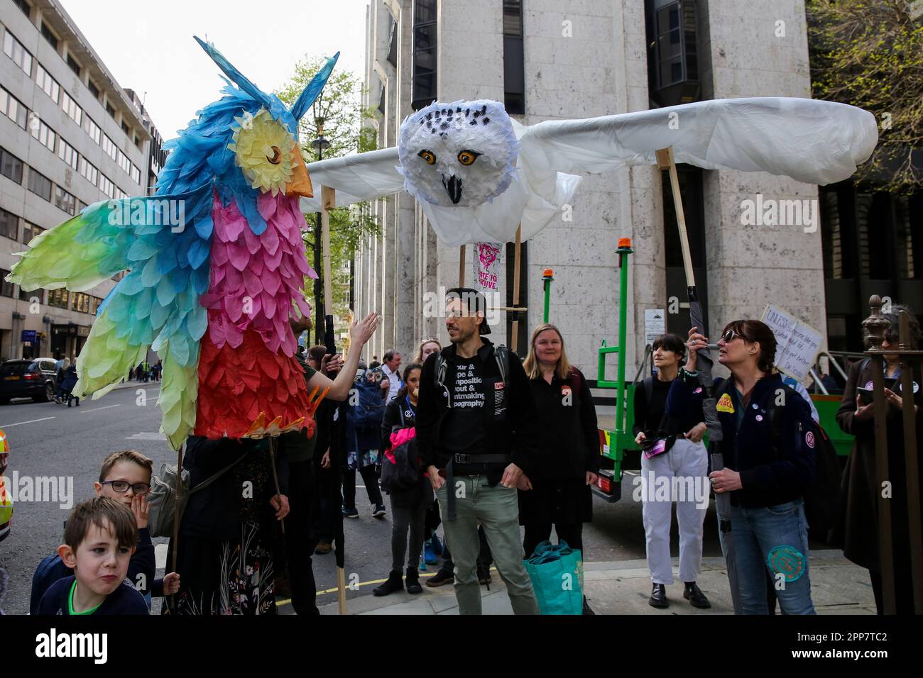 London, Großbritannien. 22. April 2023. Demonstranten halten große Vögel aus Papier während der Demonstration. Extinction Rebellion geht weiter, es ist Big One, vereint, um zu überleben, an Tag zwei von vier Tagen der Aktion rund um Parliament Square und Westminster in London, um den Klimawandel anzugehen. Kredit: SOPA Images Limited/Alamy Live News Stockfoto