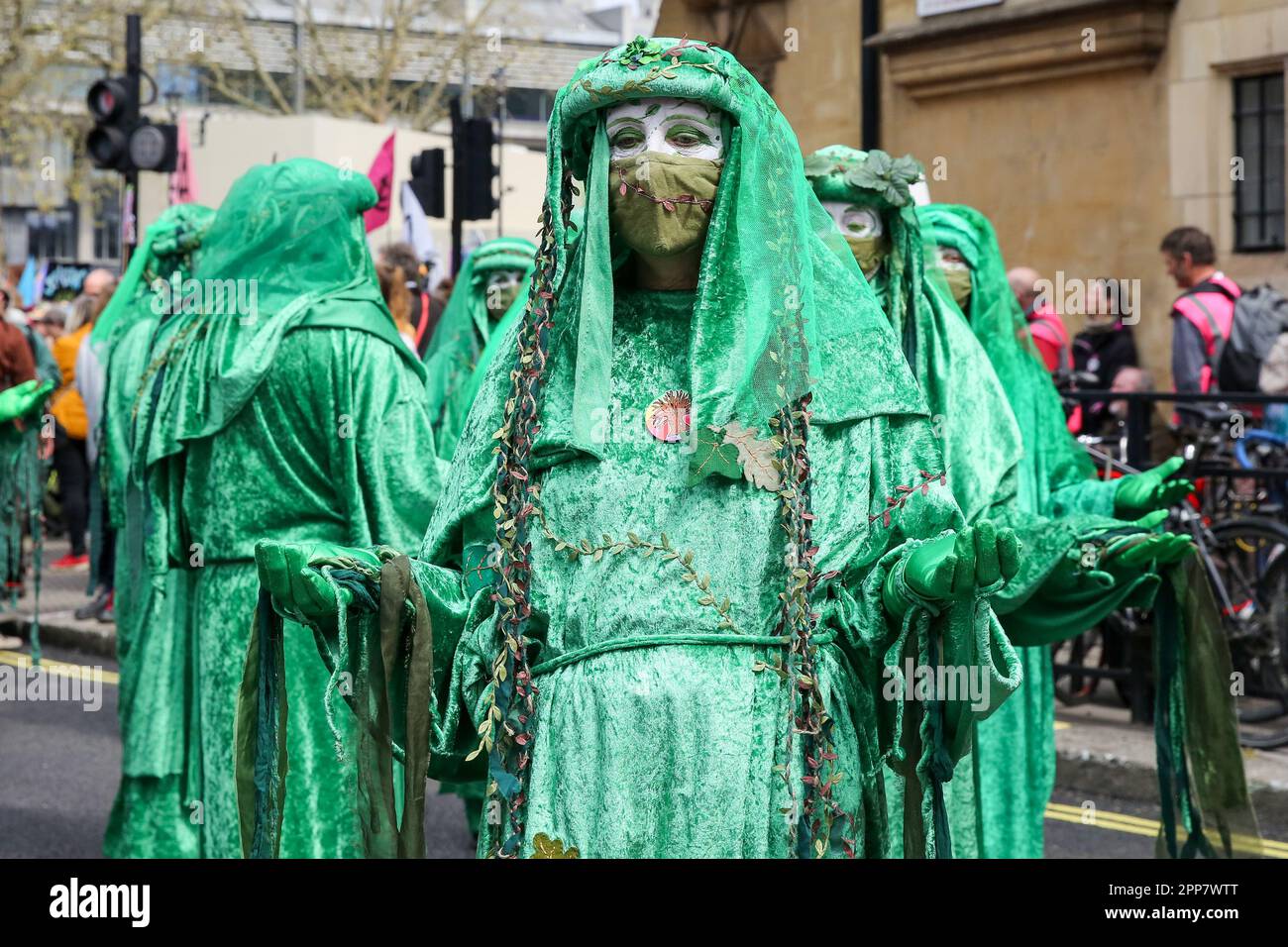 London, Großbritannien. 22. April 2023. „Die Grünen Geister“ werden während der Demonstration gesehen. Extinction Rebellion geht weiter, es ist Big One, vereint, um zu überleben, an Tag zwei von vier Tagen der Aktion rund um Parliament Square und Westminster in London, um den Klimawandel anzugehen. (Foto: Steve Taylor/SOPA Images/Sipa USA) Guthaben: SIPA USA/Alamy Live News Stockfoto