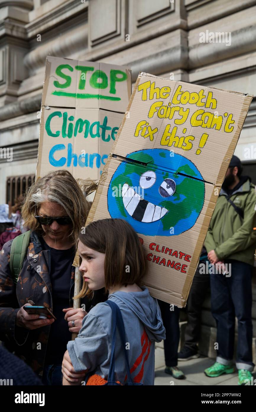 London, Großbritannien. 22. April 2023. Demonstranten halten während der Demonstration Plakate. Extinction Rebellion geht weiter, es ist Big One, vereint, um zu überleben, an Tag zwei von vier Tagen der Aktion rund um Parliament Square und Westminster in London, um den Klimawandel anzugehen. (Foto: Steve Taylor/SOPA Images/Sipa USA) Guthaben: SIPA USA/Alamy Live News Stockfoto