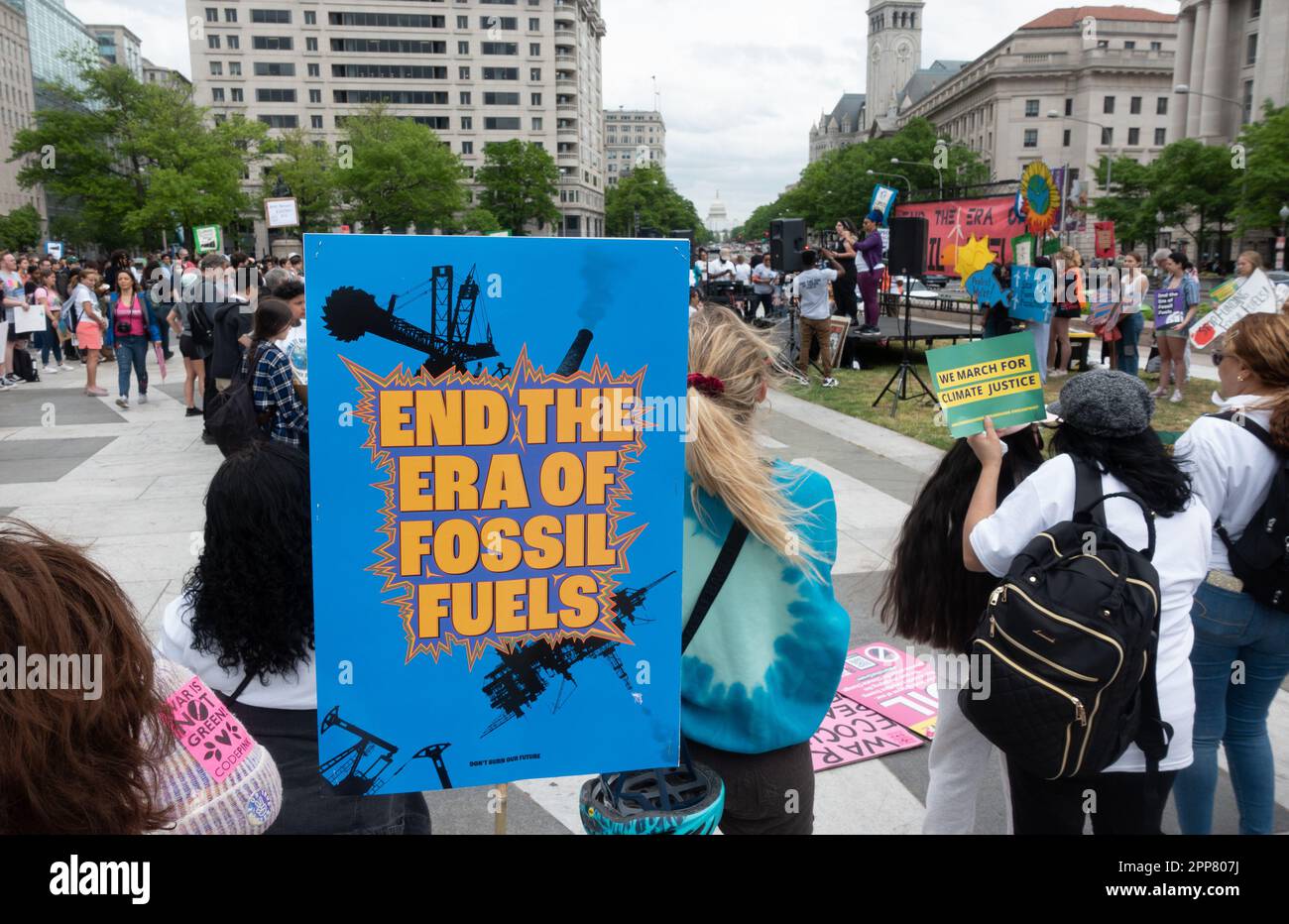 Earth Day Rally, Washington, DC, 22. April 2023. Da sich das US-Kapitol in der Ferne befindet, hören die Menschen den Rednern am Ende der Era of Fossil Fuels Earth Day Rally auf der Freedom Plaza zu, bevor sie zum Weißen Haus marschieren, um Präsident Biden aufzufordern, mehr zu tun, um die Abhängigkeit von den klimaverändernden fossilen Brennstoffen zu beenden. Stockfoto