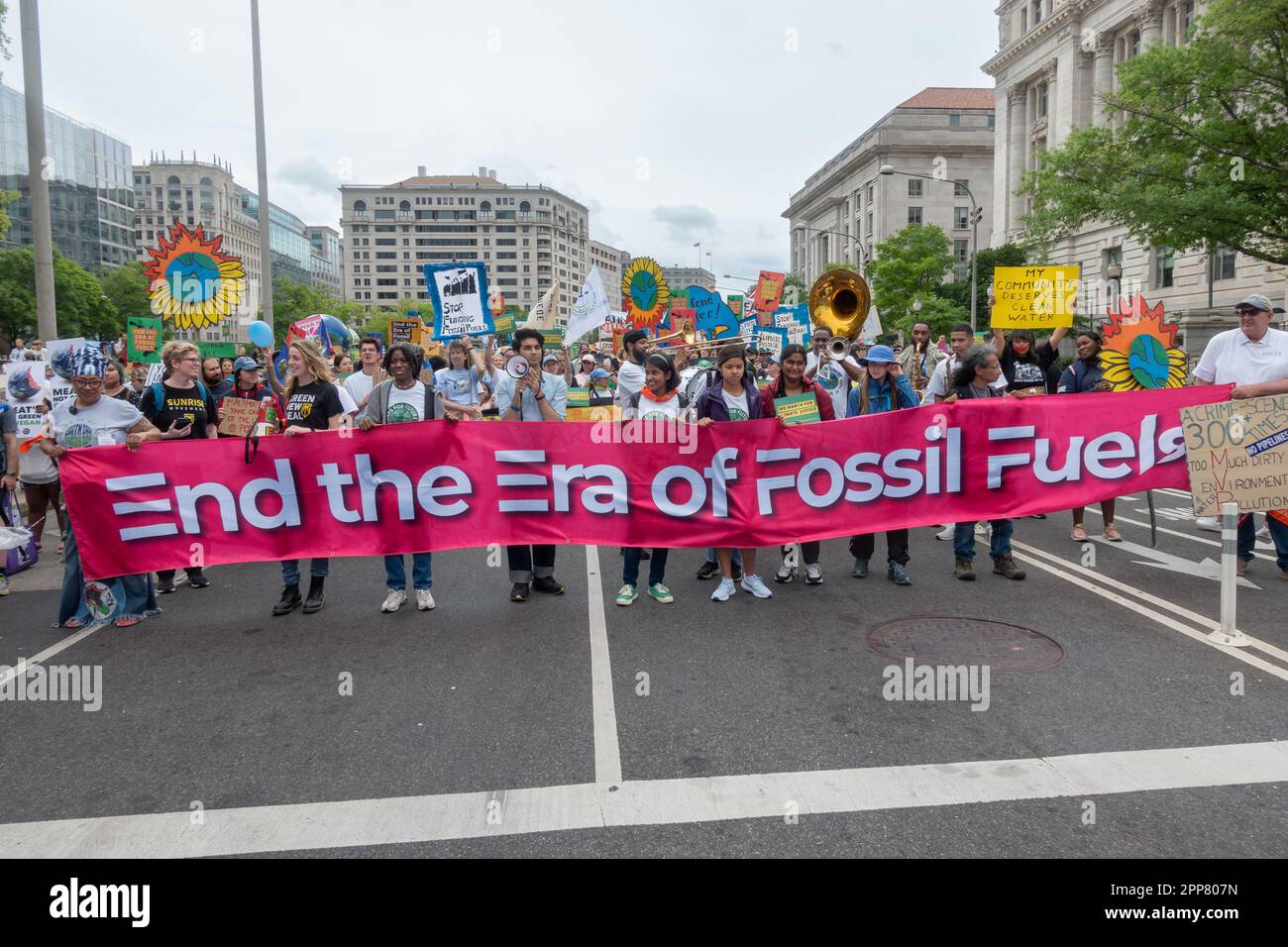 22. April 2013. erde-Tag-märz. Nach der Versammlung am Freedom Plaza begeben sich mehrere hundert Marscher zum Weißen Haus, um Präsident Biden aufzufordern, mehr zu tun, um die Abhängigkeit von klimadestorischen fossilen Brennstoffen zu beenden. Stockfoto