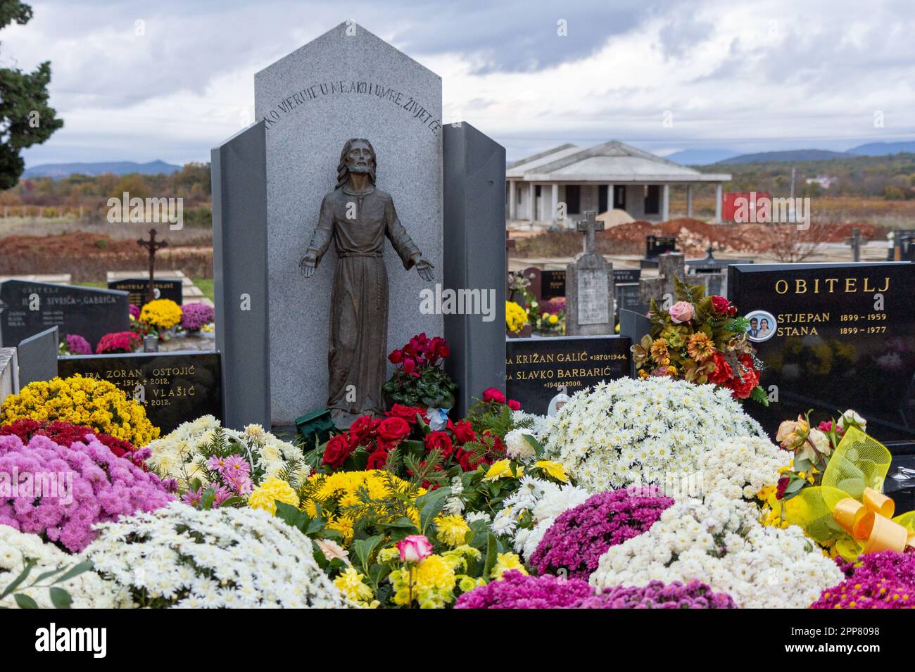 Das Grab von Fr Slavko Barbarić auf dem Groblje Kovačica (Friedhof von