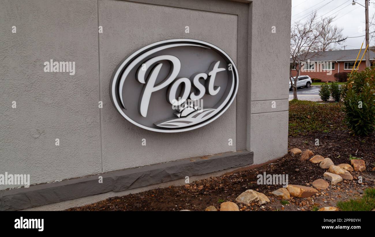 Nahaufnahme des Logo-Schilds des Unternehmens Post Holdings am Gebäude in Saint Louis, MO, USA. Stockfoto