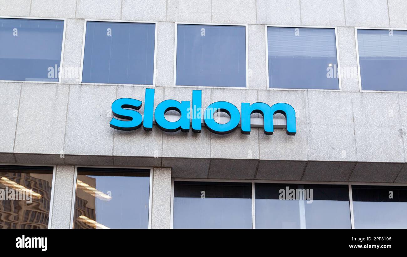 Clayton, MO, USA - 24. März 2022: Slalom-Logo auf dem Gebäude. Clayton, MO, USA. Stockfoto