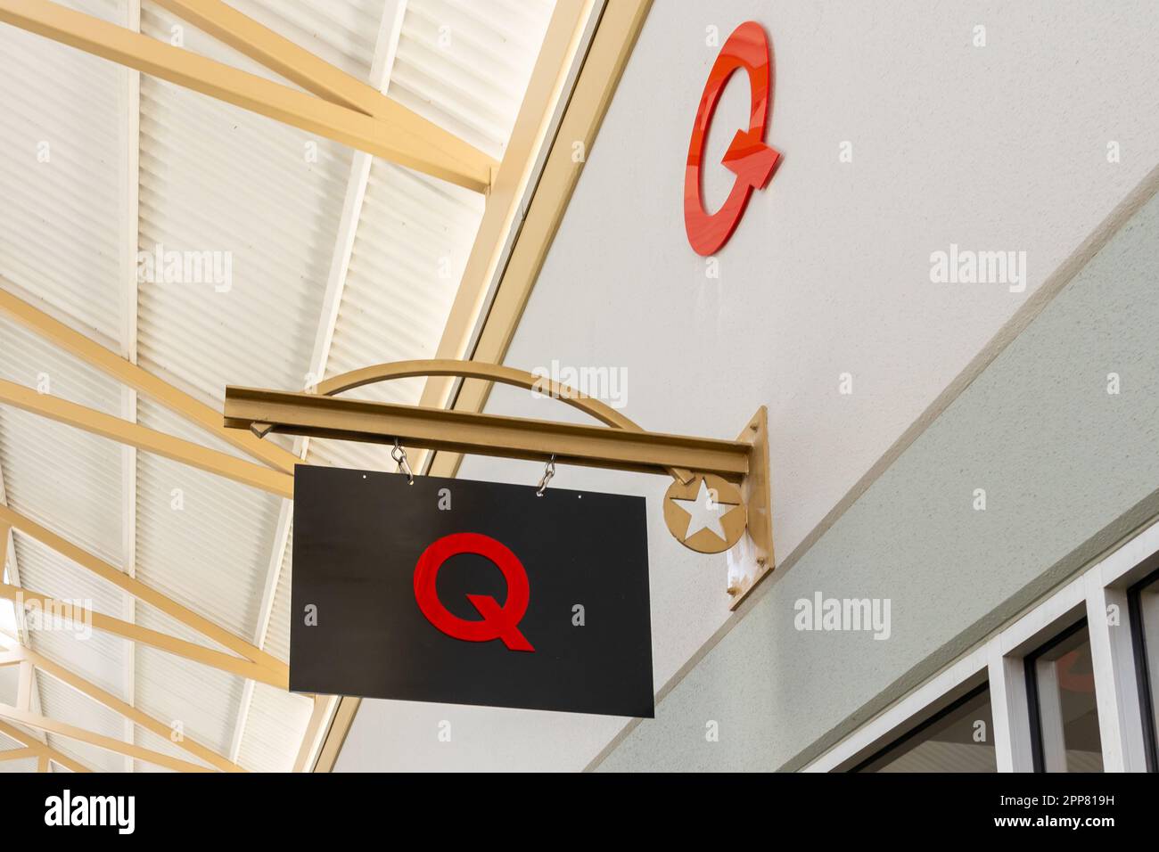 Nahaufnahme eines Q-Ladens hängt in einem Outlet-Einkaufszentrum in Houston, Texas, USA Stockfoto