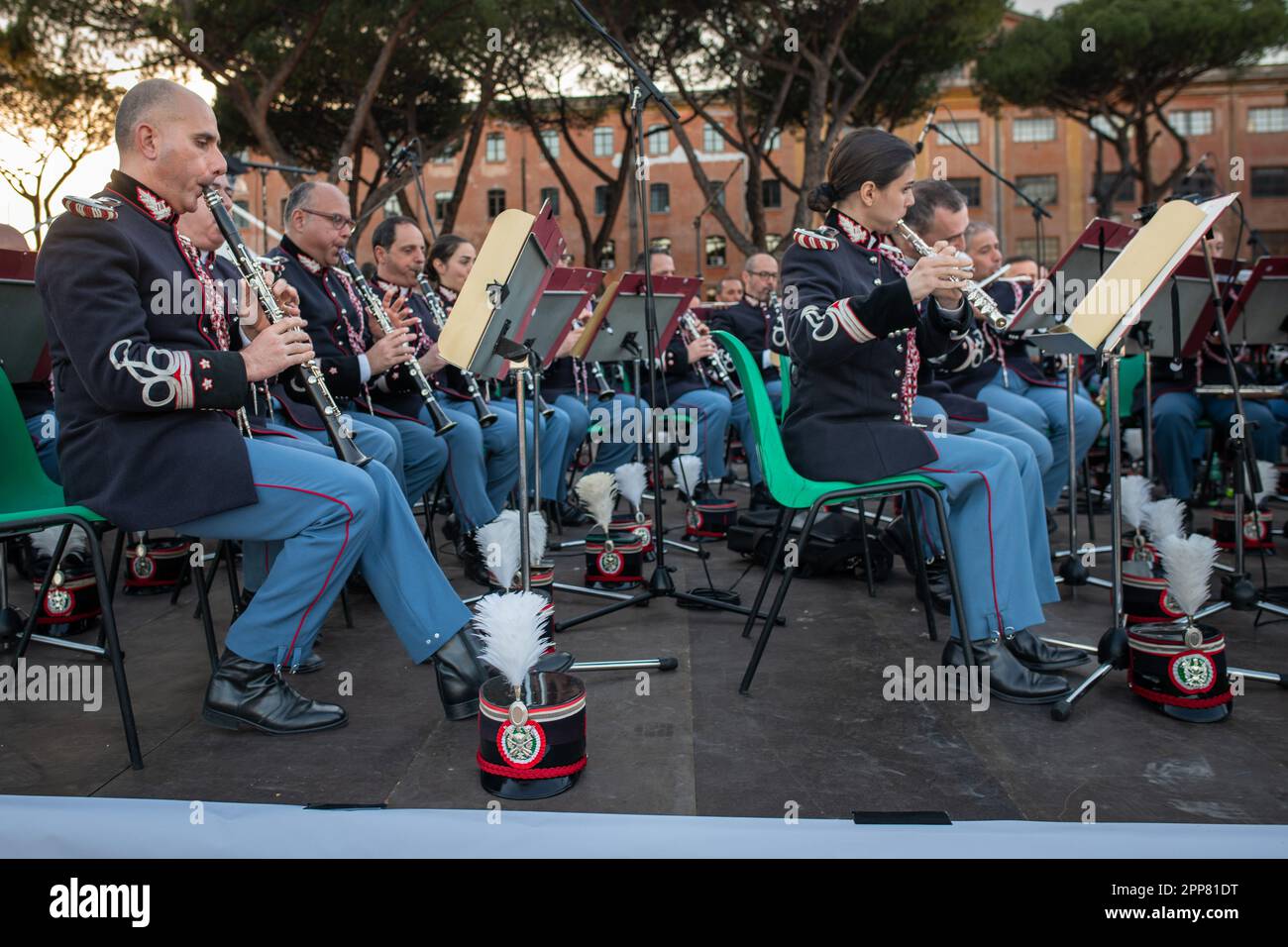 Musiker der italienischen Armeeband, die während der Veranstaltung gesehen wurden. Figuren aus der ganzen Welt, die durch ihre Leidenschaft für die Welt des antiken Roms vereint sind, haben ein altes Dorf am Circus Maximus gegründet, um den 2776. Jahrestag der Gründung Roms zu feiern. An der von der Gruppo Storico Romano, einer gemeinnützigen Kulturvereinigung, die 1994 aus Leidenschaft für das antike Rom geboren wurde, organisierten Veranstaltung nahmen in diesem Jahr 2500 Nachspieler Teil, die 80 Verbänden aus 16 Nationen angehören. Die meisten Reendarsteller kommen aus Spanien. Der Tag endet mit einem Konzert der italienischen Armeeband. (Foto Stockfoto