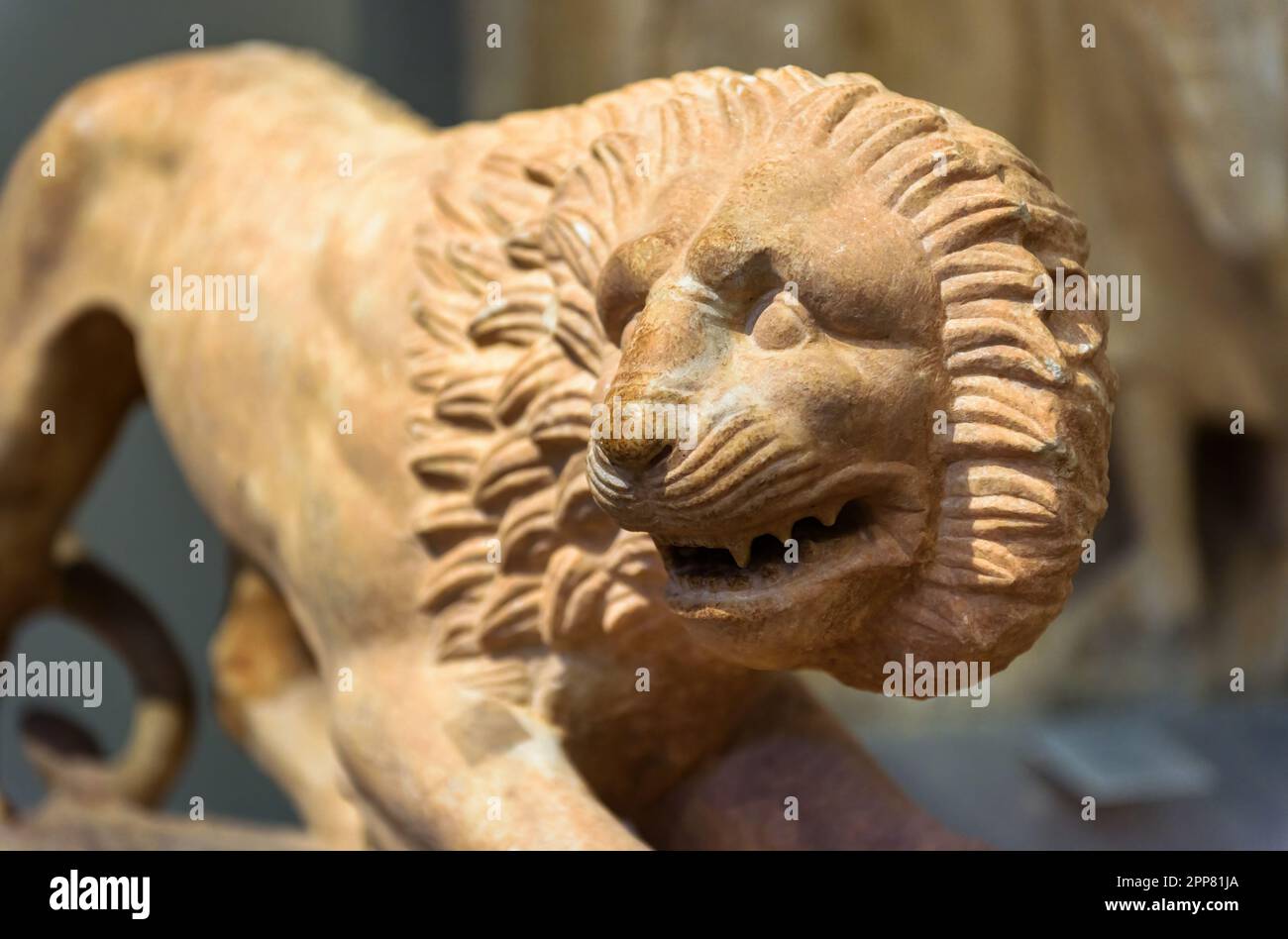 Löwenstatue aus Stein, antike griechische Skulptur von Tieren, wilder Löwe aus Marmor aus nächster Nähe. Thema Kultur, Antiquität, Kunst, Zivilisation. Stockfoto