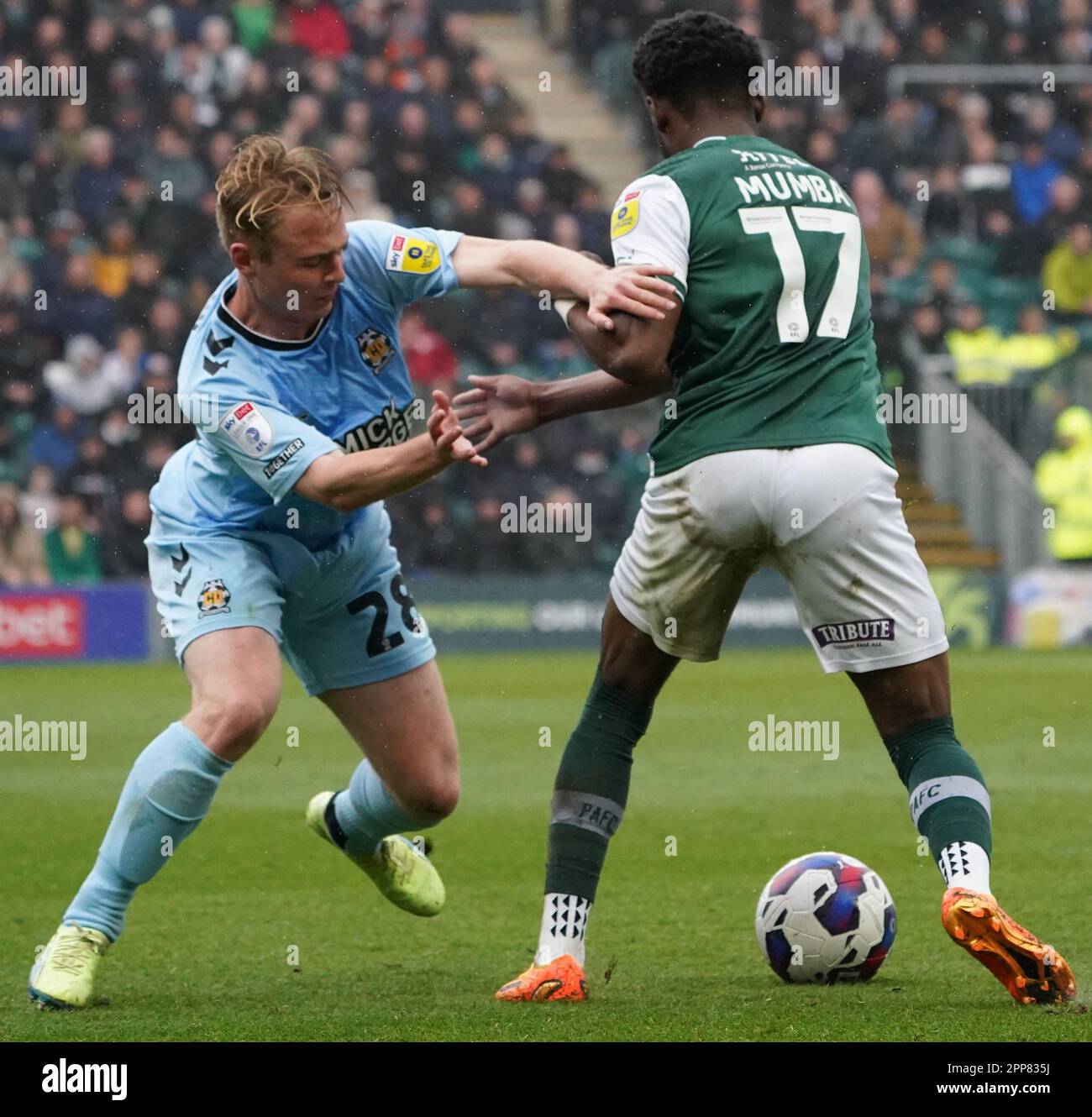 PLYMOUTH, ENGLAND - APRIL 22: Liam Bennett von Cambridge und Bali Mumba von Plymouth kämpfen um den Ball, während der Sky Bet League One zwischen Plymouth Argyle und Cambridge United im Home Park am 22. April 2023 in Plymouth, Großbritannien. (Foto: Dylan Hepworth/MB Media) Stockfoto