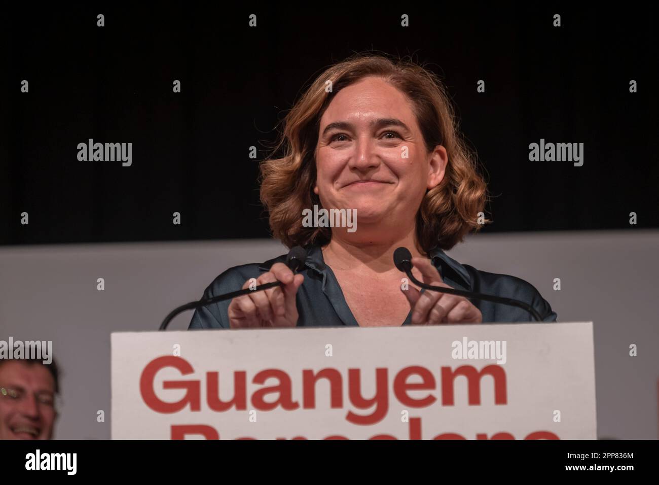 Barcelona, Spanien. 22. April 2023. Bürgermeisterin Ada Colau wird während ihrer Rede gesehen. Der Vizepräsident der spanischen Regierung und Anführer der neuen linken politischen Formation Sumar, Yolanda Díaz, hat an einer politischen Veranstaltung im Vorfeld der Wahlen teilgenommen, die von Barcelona en Comú zur Unterstützung der Wiederwahl des Bürgermeisters Ada Colau organisiert wurde. (Foto: Paco Freire/SOPA Images/Sipa USA) Guthaben: SIPA USA/Alamy Live News Stockfoto