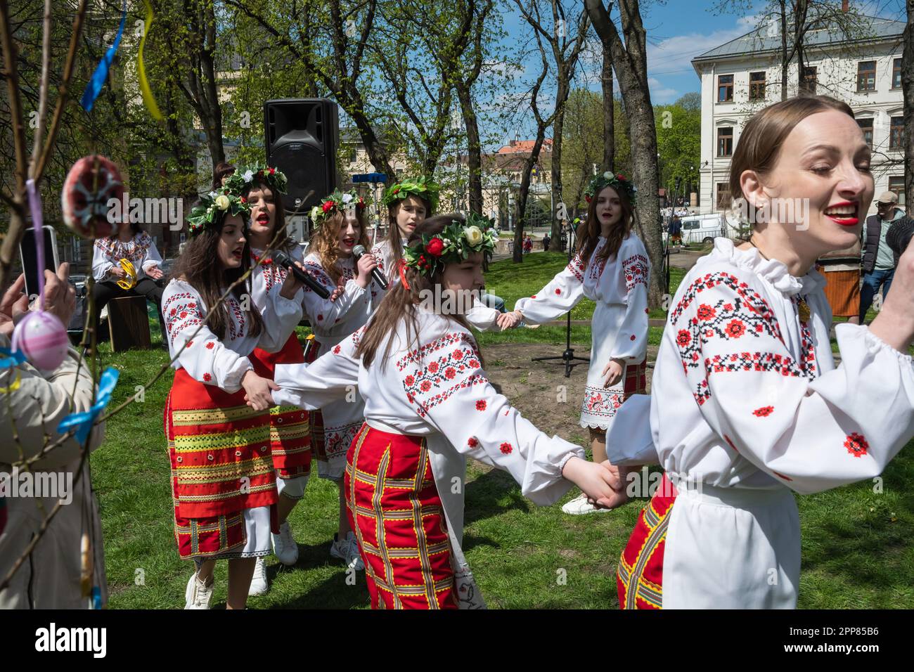 Lemberg, Ukraine. 21. April 2023. Mädchen in ukrainischer Nationalkleidung singen Volkslieder. Trotz des Krieges singen Kinder traditionell Osterlieder - Haivka - nach Ostern. Haivka sind uralte Lieder, mit denen die Menschen den Frühling hervorgerufen haben. Die Leute ziehen nationale Kleidung an, singen, tanzen und haben Spaß. (Foto: Olena Znak/SOPA Images/Sipa USA) Guthaben: SIPA USA/Alamy Live News Stockfoto