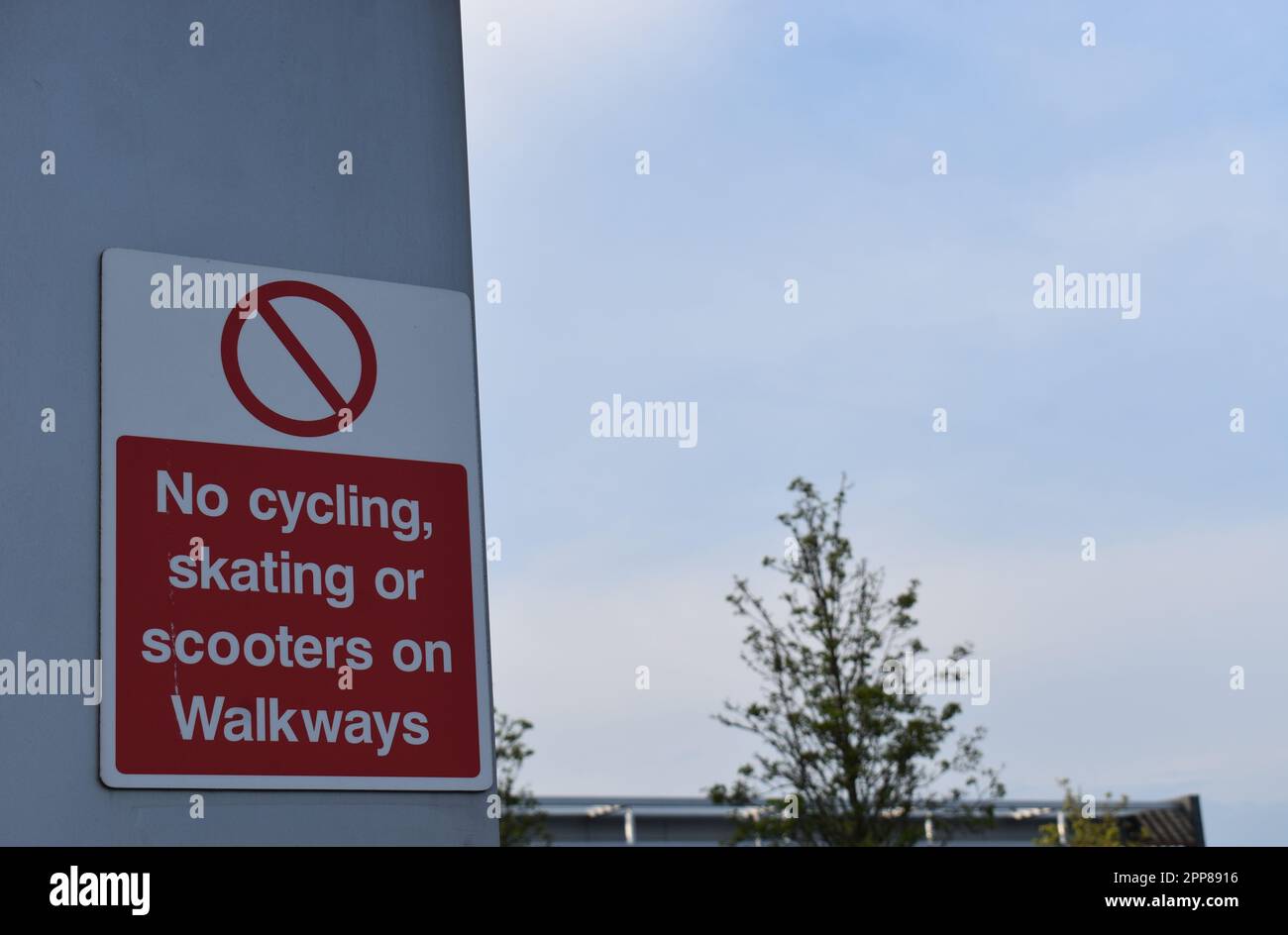 Schild: „Kein Radfahren, Schlittschuhlaufen oder Roller auf Gehwegen“ mit Kopierbereich. Stockfoto