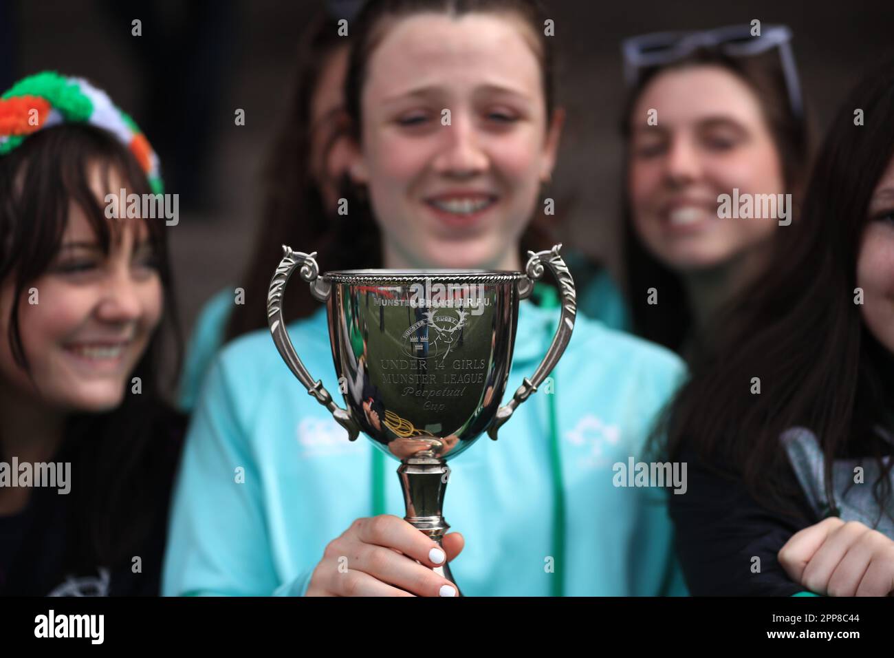 Cork, Irland. 22. April 2023. Der Girls munster League Cup unter 14 ist auf dem Ireland gegen England Womens Six Nations Cup ausgestellt. (Hugh de Paor/SPP) Guthaben: SPP Sport Press Photo. Alamy Live News Stockfoto