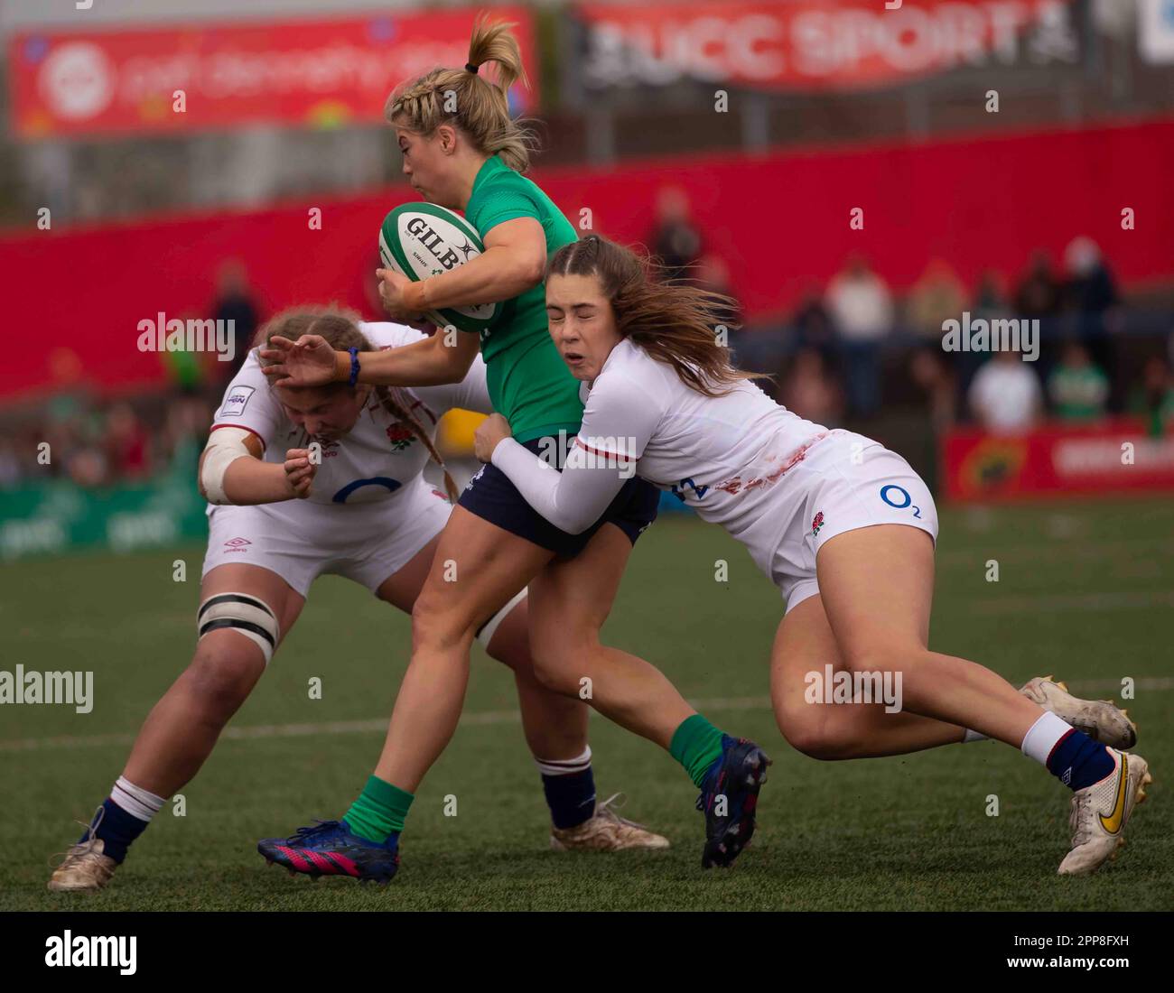 Cork, Irland. 22. April 2023. Holly Aitchison versucht, den irischen Spieler mit Hilfe ihres Teamkollegen zu Fall zu bringen. (Hugh de Paor/SPP) Guthaben: SPP Sport Press Photo. Alamy Live News Stockfoto