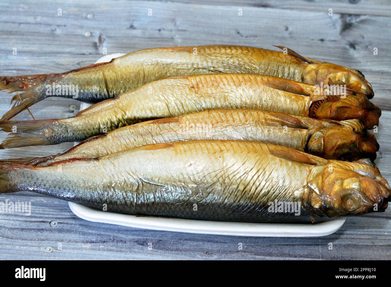 Geräucherte salzige Heringsfutterfische, salzgepökelt und geräuchert, auch bekannt als Silberlieblinge, die für ihr Fleisch und ihre Eier geerntet werden, und sie werden oft verwendet Stockfoto