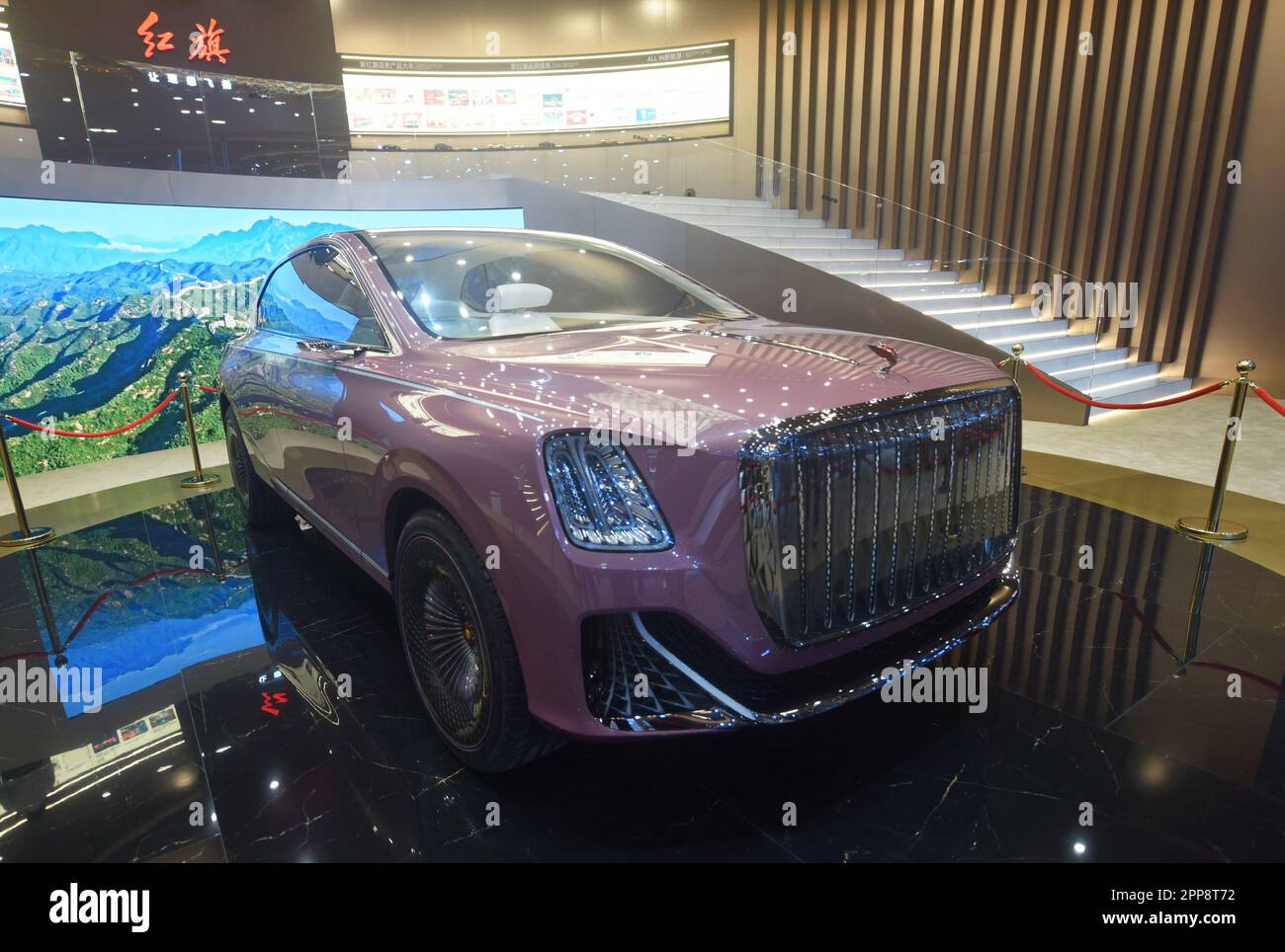 SHANGHAI, CHINA - 18. APRIL 2023 - das Konzeptfahrzeug Hongqi E-LS wird auf der Shanghai Auto Show in Shanghai, China, am 18. April 2023 gesehen. Hongqi E-LS-Konz Stockfoto