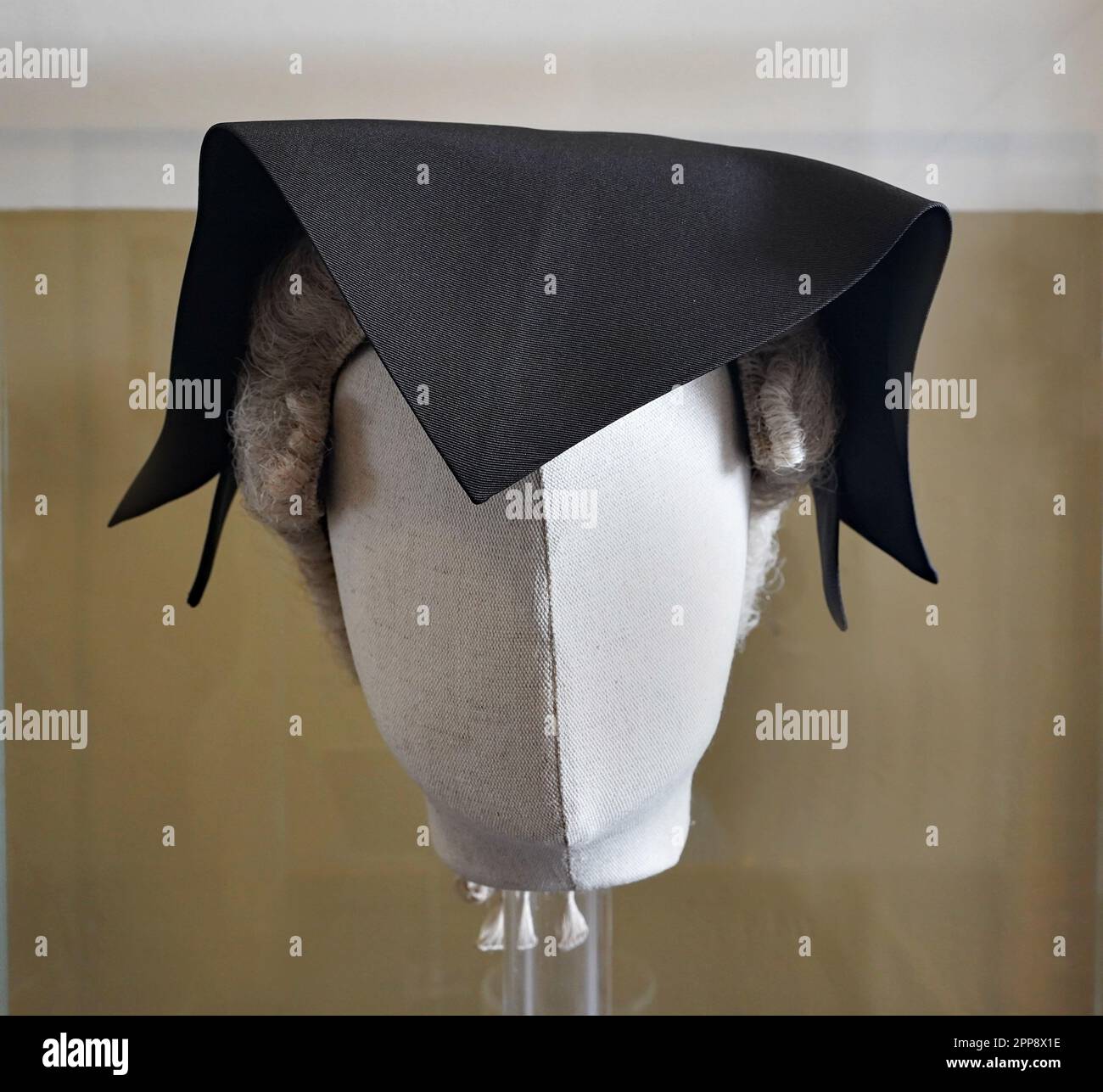 Schwarze Mütze, die traditionell vom Richter getragen wird, der ein Todesurteil ausspricht Stockfoto