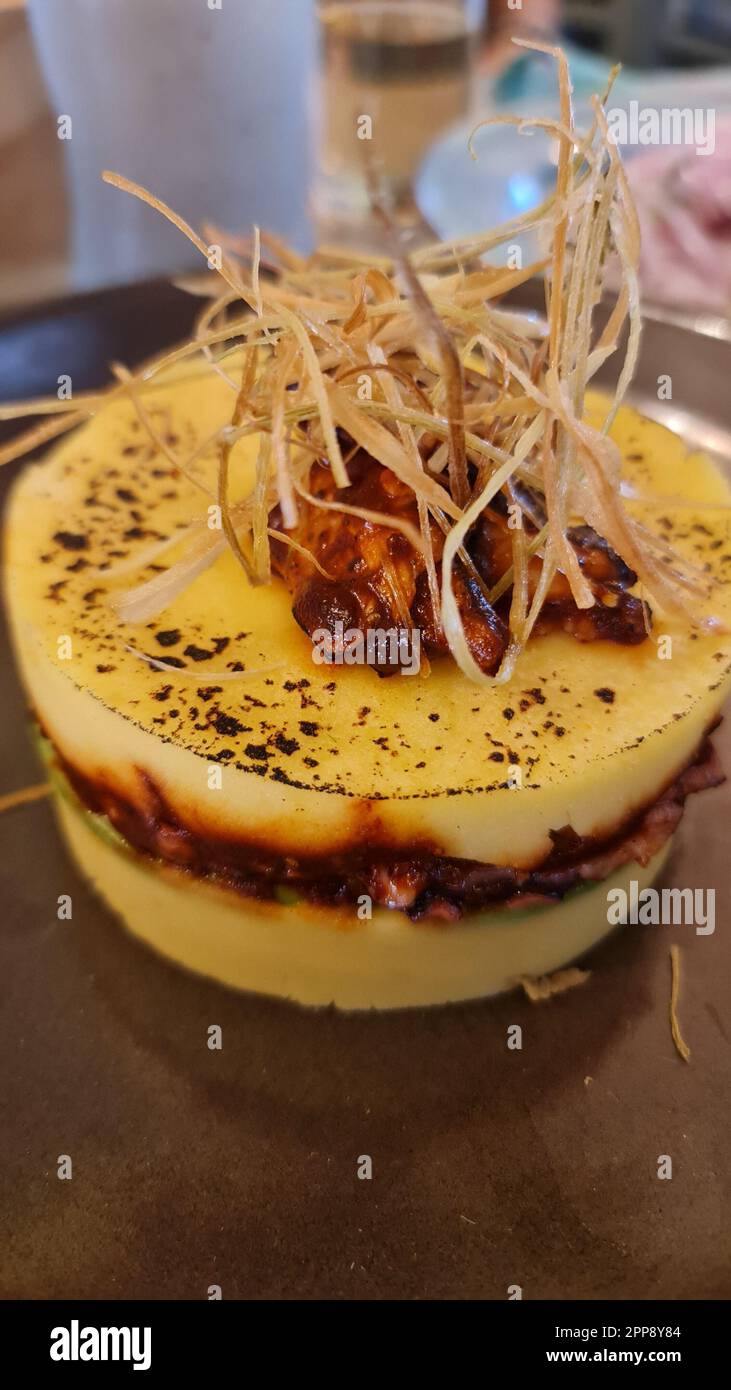 Causa Limena ist ein traditionelles peruanisches Gericht, das aus mehrschichtigen Kartoffelpüree mit einer Vielzahl von Zutaten wie Avocado, Huhn oder besteht Stockfoto