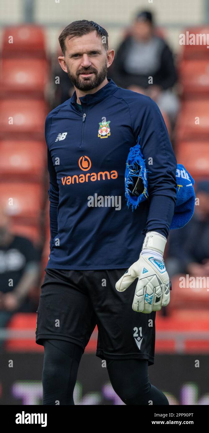 Wrexham, Wrexham County Borough, Wales. 22. April 2023 Wrexham Torwart Mark Howard lächelt vor den Wrexham Warm Ups, während der Wrexham Association Football Club V Boreham Wood Football Club auf dem Rennplatz in der Vanarama National League. (Bild: ©Cody Froggatt/Alamy Live News) Stockfoto