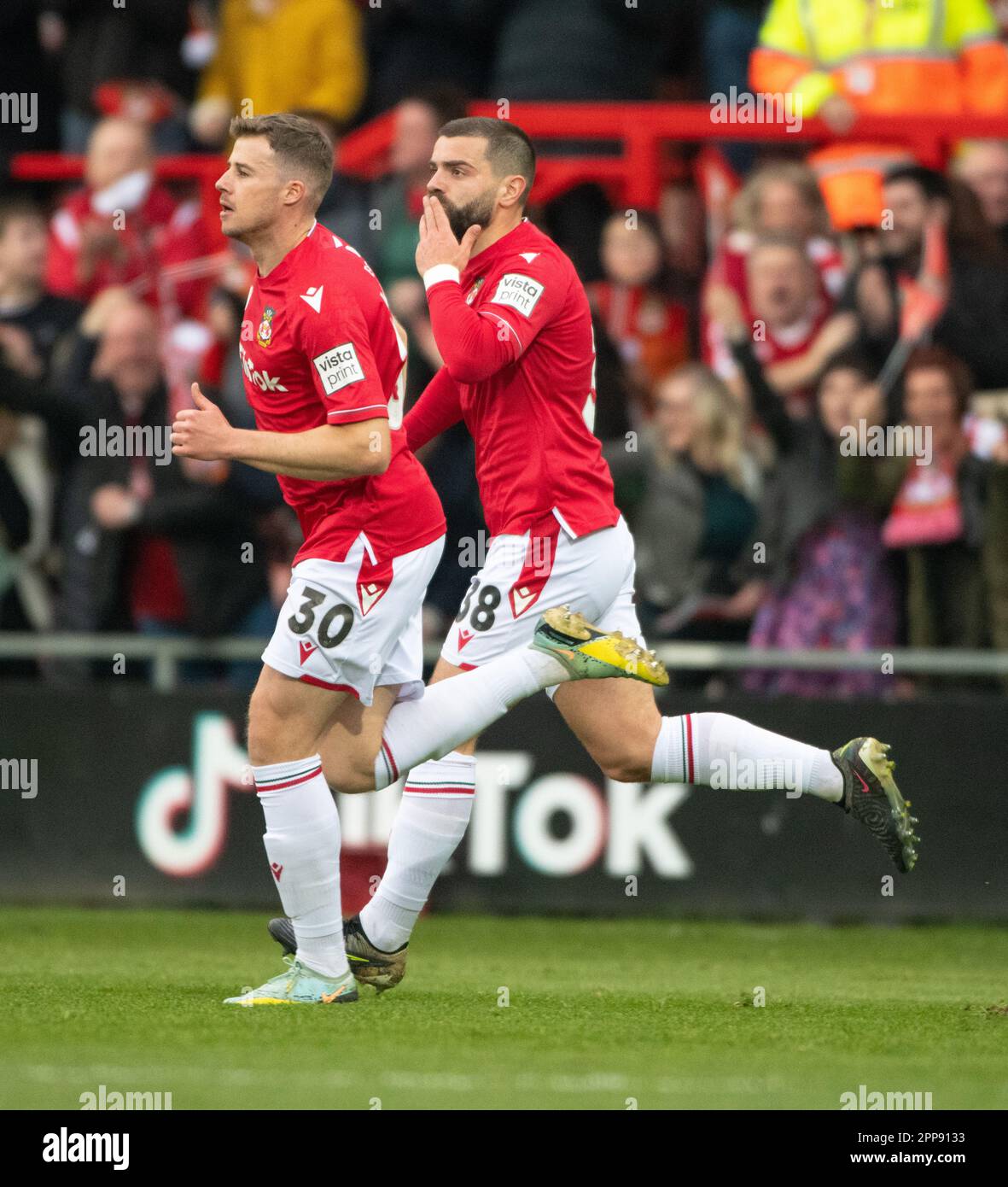 Wrexham, Wrexham County Borough, Wales. 22. April 2023 Wrexhams Elliot Lee feiert sein Tor im Wrexham Association Football Club V Boreham Wood Football Club auf dem Rennplatz in der Vanarama National League. (Bild: ©Cody Froggatt/Alamy Live News) Stockfoto