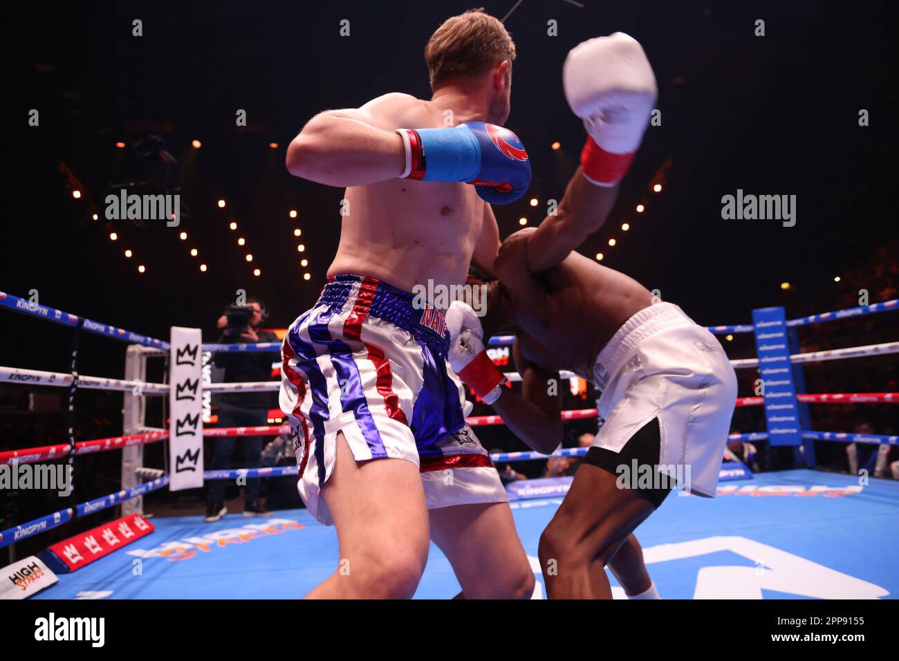 LONDON, Großbritannien – APRIL 22: Nathan Bartling kämpft am 22. April 2023 in London, Großbritannien, gegen Kenny Ojuederie in seinem 170-Pfund-Kampf beim Kingpyn High Stakes Tournament in der OVO Arena Wembley. (Foto: Vianney Lecaer/PxImages) Stockfoto